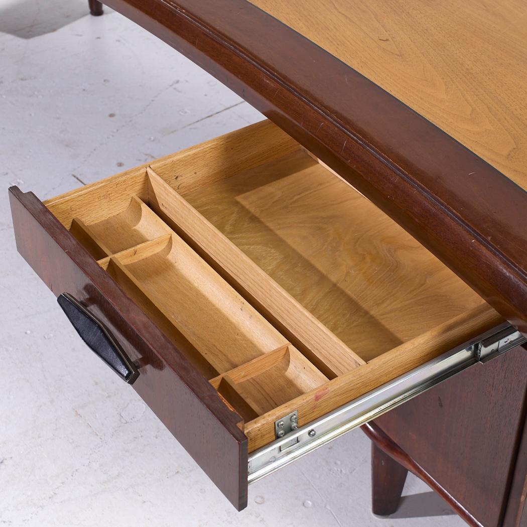 Scrivania a boomerang in noce della linea Monteverdi-Young Signature Line Mid Century in vendita 2