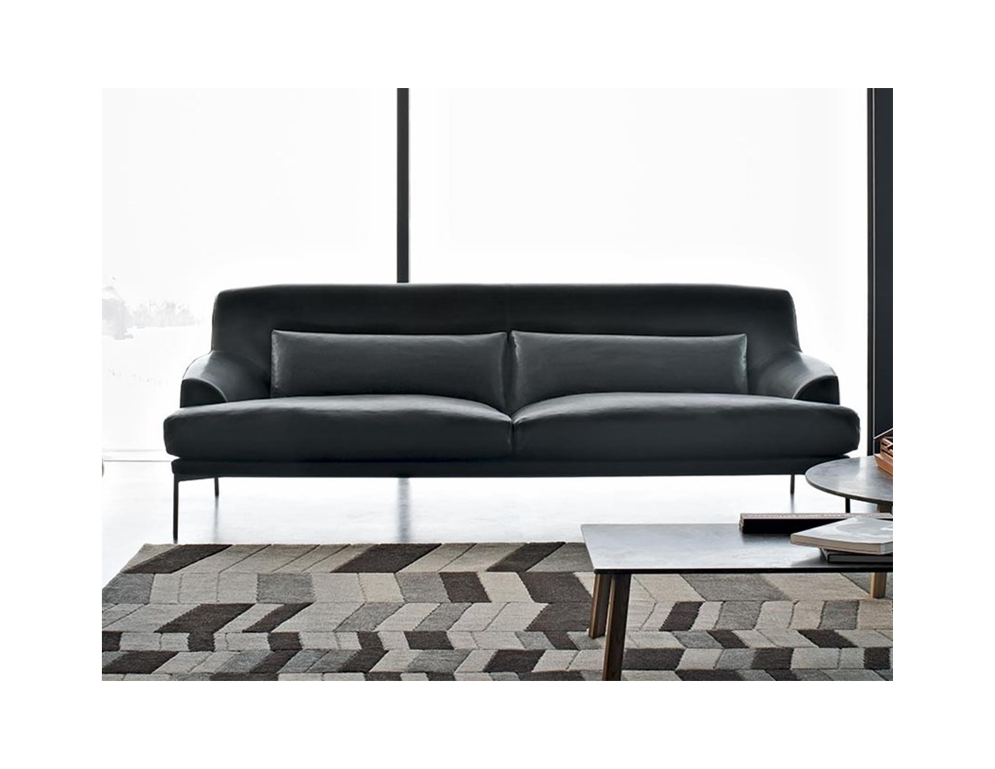 Carefully designed shapes and sizes for all-round comfort: this is the guiding principle behind the Montevideo sofa. Armrests and backrest trace a soft and cozy outline, complete with feather cushions supporting your lower back. Ergonomic and
