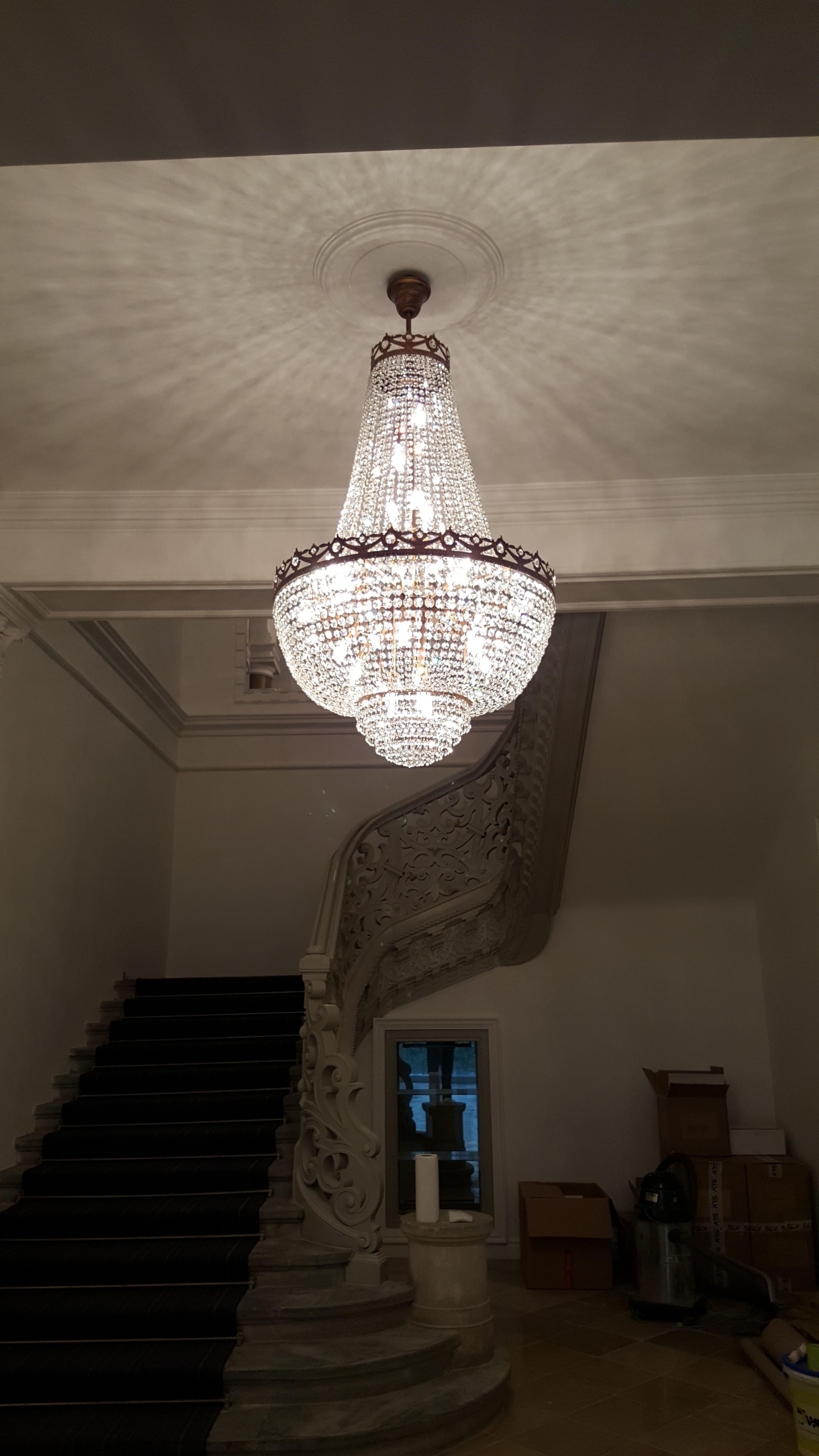 Montgolfière Style Chandelier - Empire Elegance with Customizability

Introducing a new Montgolfière style chandelier that exudes the charm of the Empire era, reimagined with modern elegance. Crafted from lead crystal, this exquisite piece is a