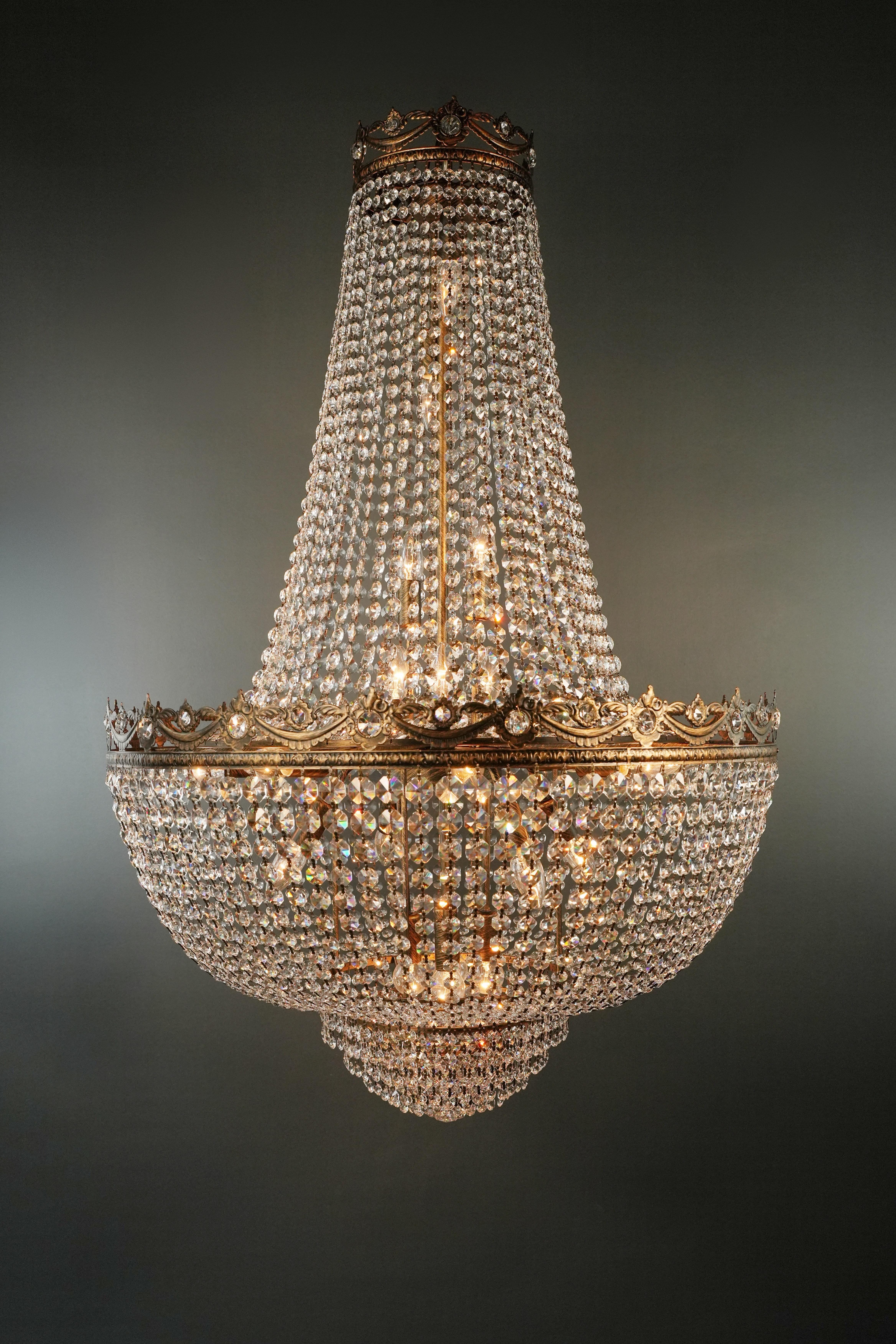 Lustre de style Montgolfière - Elegance Empire et personnalisation

Voici un nouveau lustre de style Montgolfière qui exhale le charme de l'époque Empire, réimaginé avec une élégance moderne. Fabriquée en cristal de plomb, cette pièce exquise est le