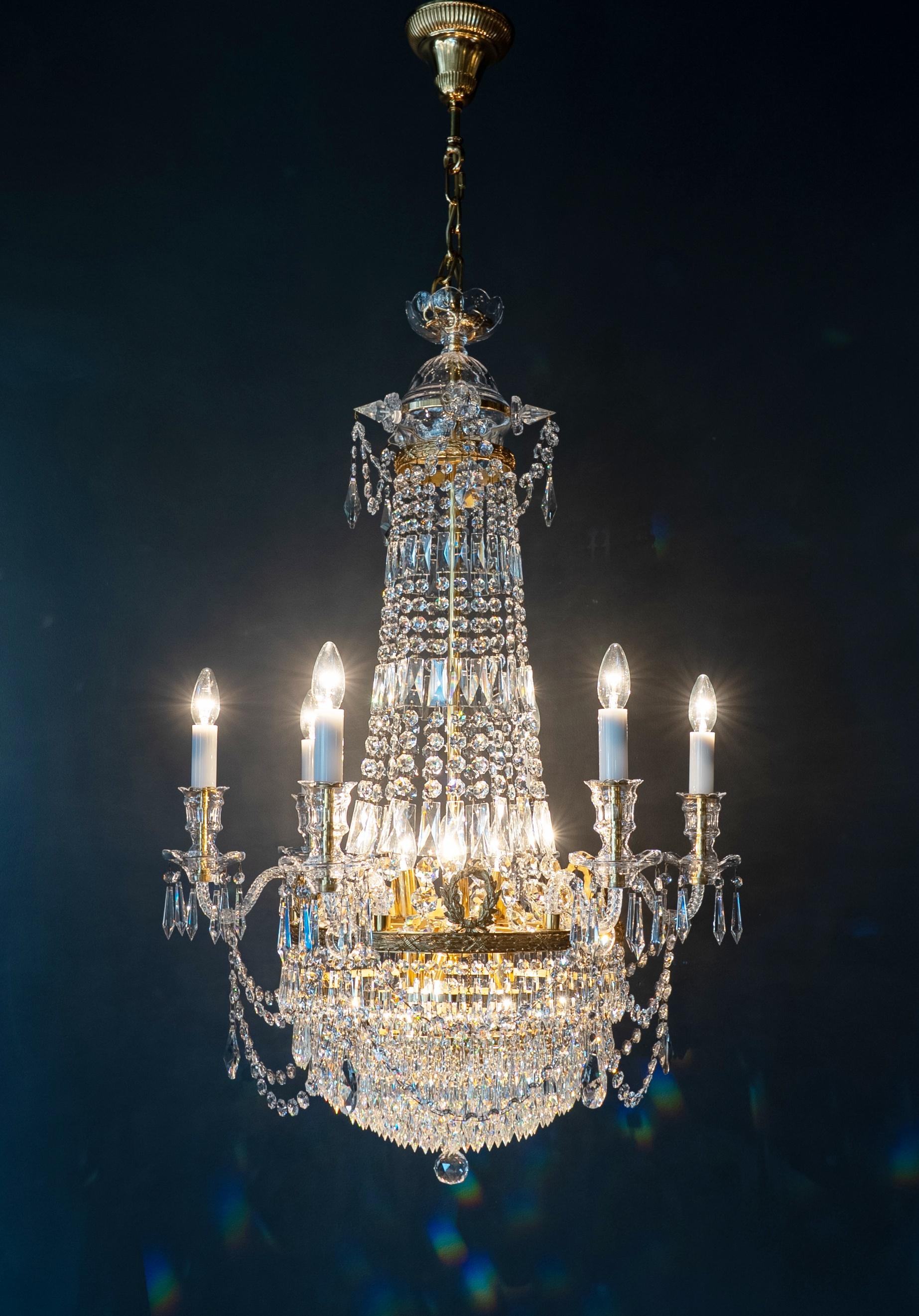 A Piece of History Recreated – Timeless Beauty, Faithfully Reborn

Every now and then, you come across a piece that leaves a lasting impression. For me, it was this chandelier  a stunning original from a castle by the Baltic Sea. Its elegance, its