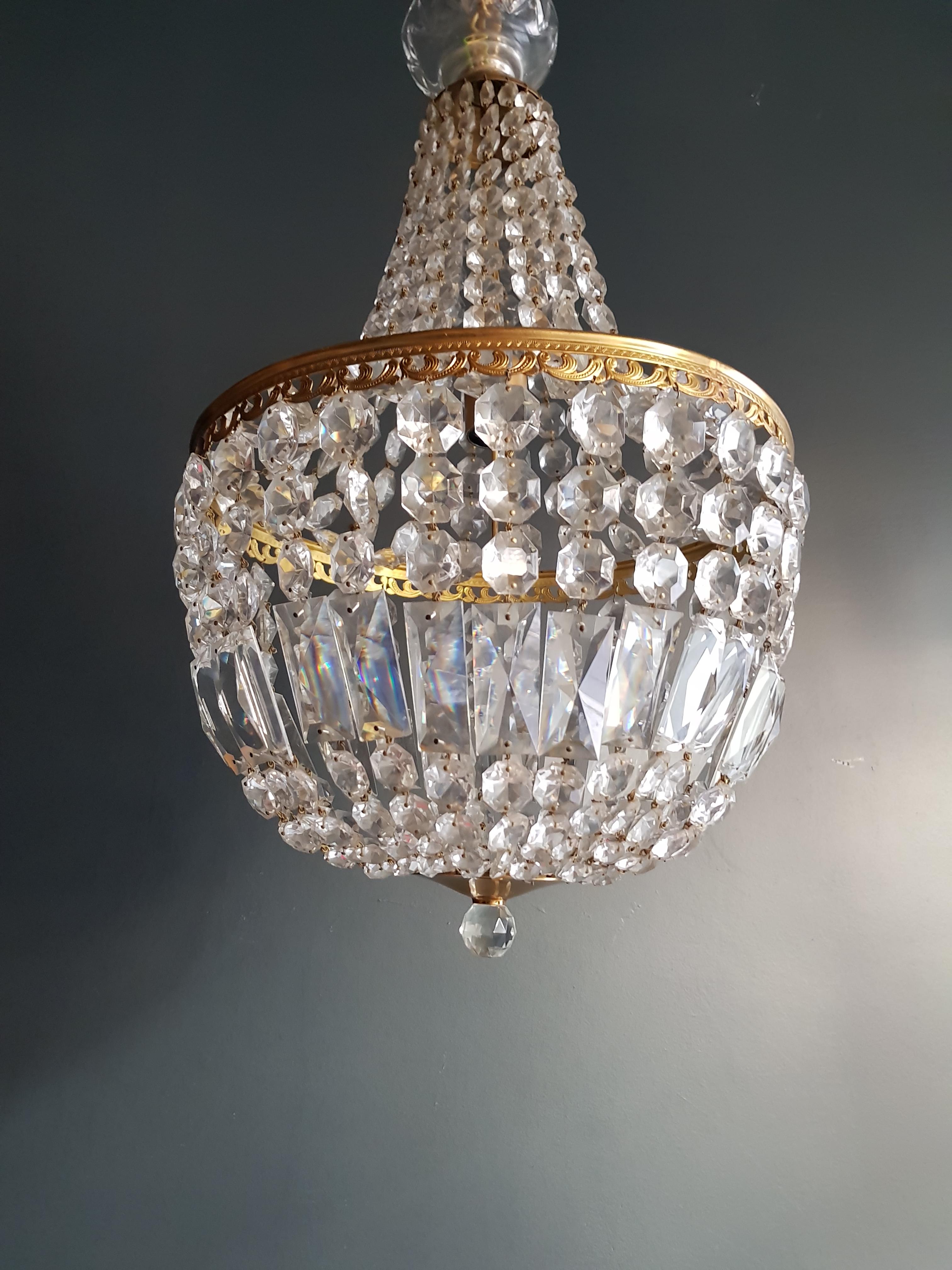 Original preserved chandelier, circa 1950. Cabling and sockets completely renewed. Crystal hand-knotted
Measures: Total height: 130 cm, height without chain: 60 cm, diameter 35 cm, weight (approximately) 4kg.

Number of lights: One-light bulb