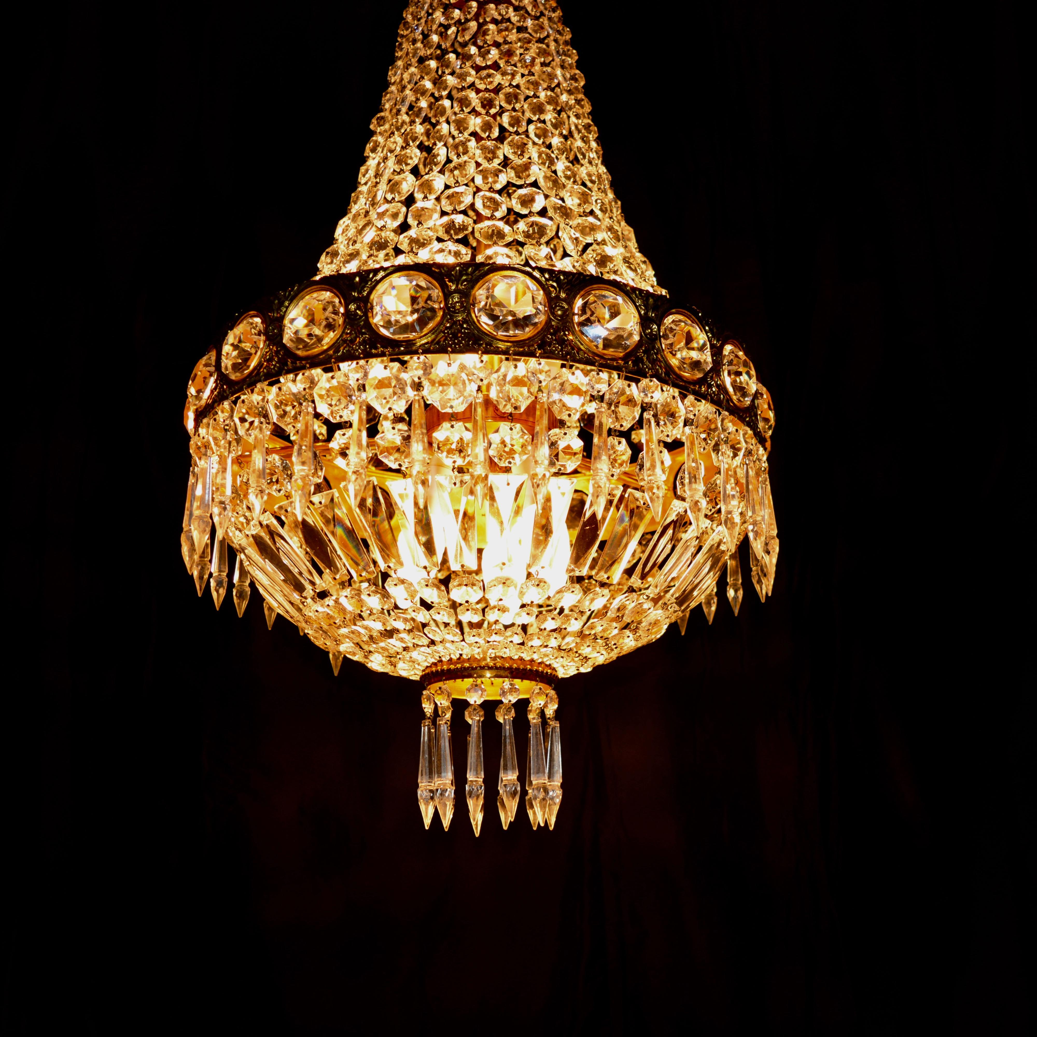 Original preserved chandelier, circa 1940. Cabling and sockets completely renewed. Crystal hand-knotted
Measures: Total height: 130 cm, height without chain: 85 cm, diameter 43 cm, weight (approximately) 7 kg.

Number of lights: Six-light bulb