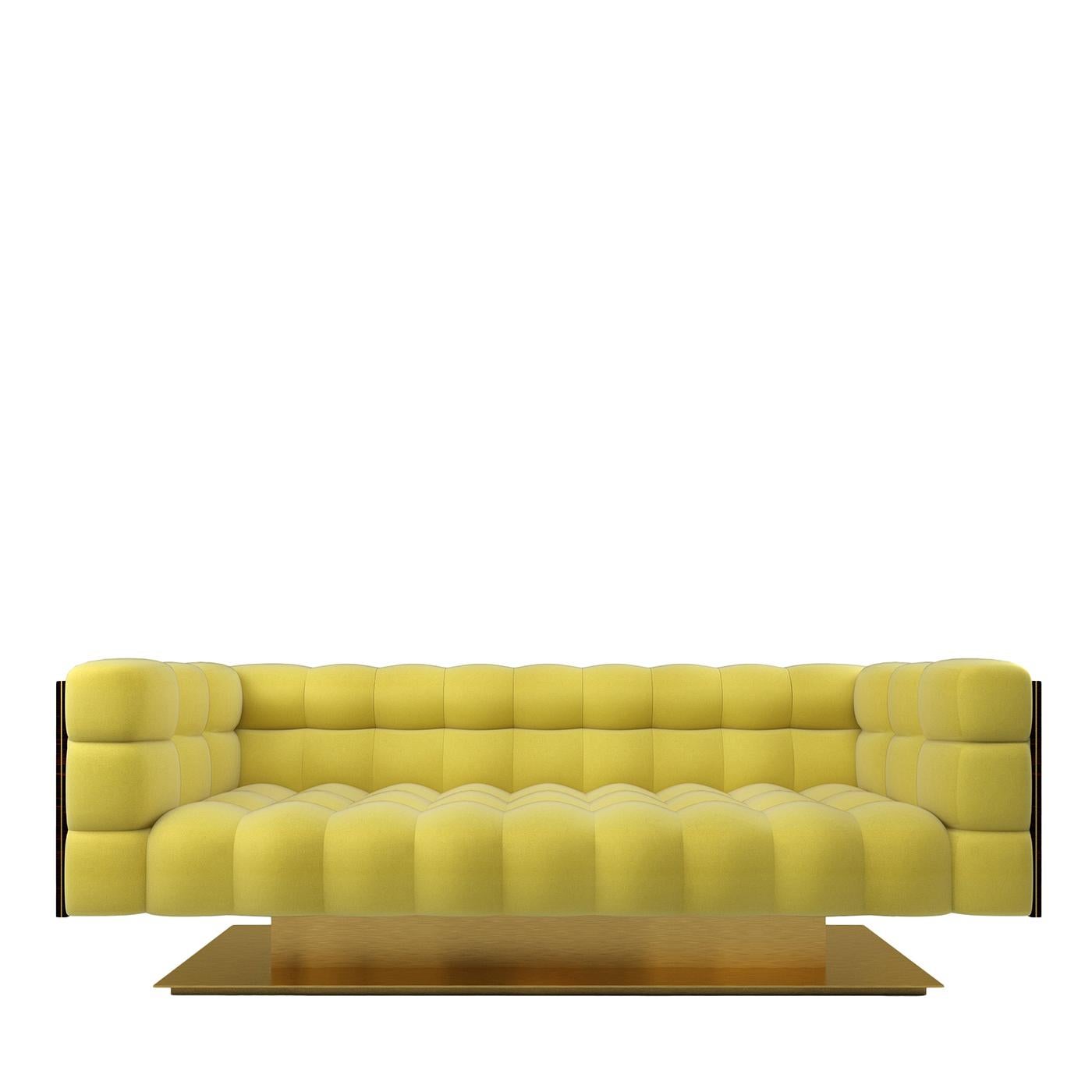 XXIe siècle et contemporain Montgomery 3 places matelassées jaune douce par Studio 63 en vente