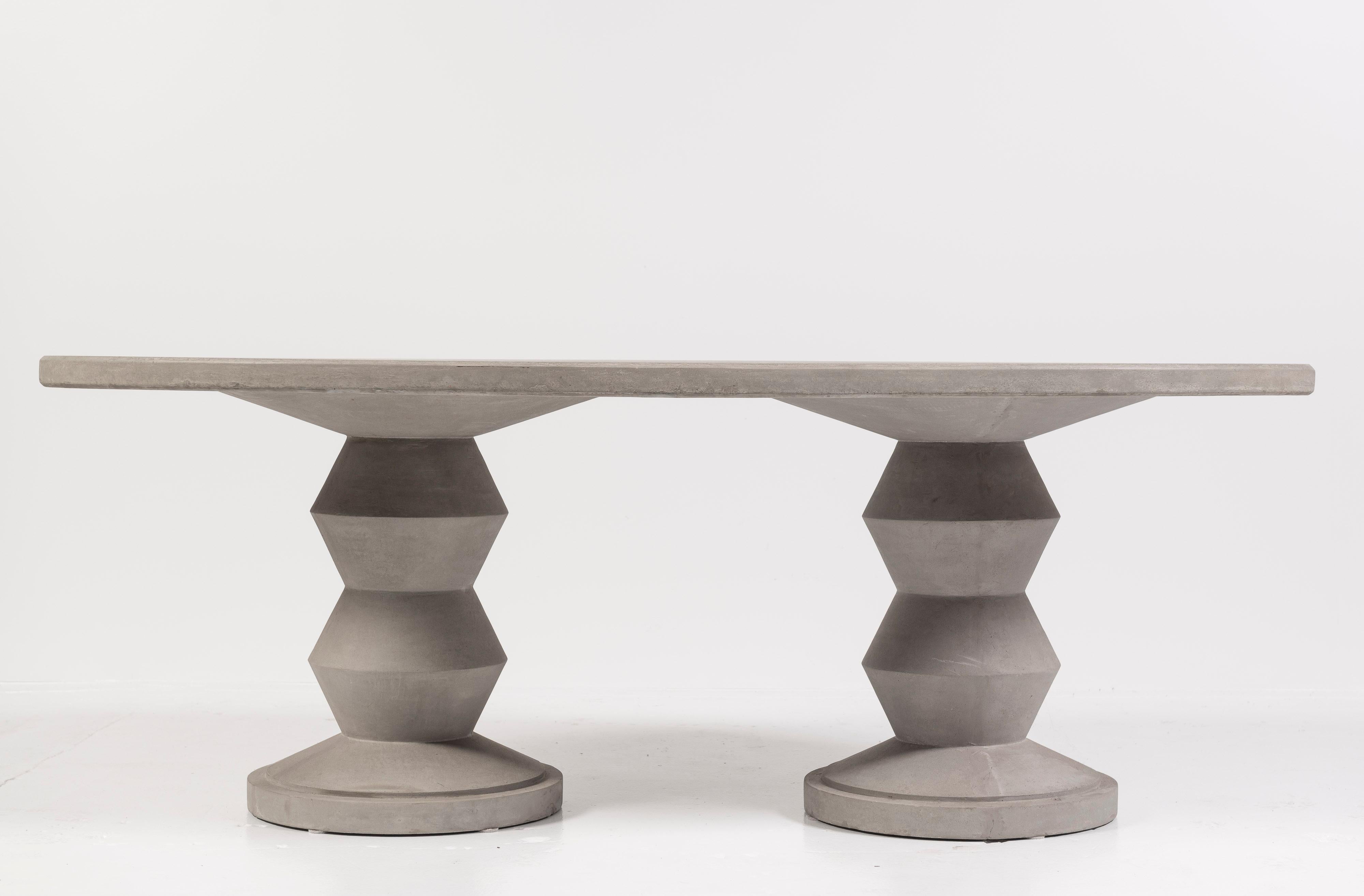 Inspirée des balustres décoratifs, cette table de salle à manger d'extérieur donne un ton distinct et est fabriquée en pierre reconstituée gris clair. Avec une attitude fraîche qui évoque encore les fêtes en plein air d'antan, le Montgomery est un