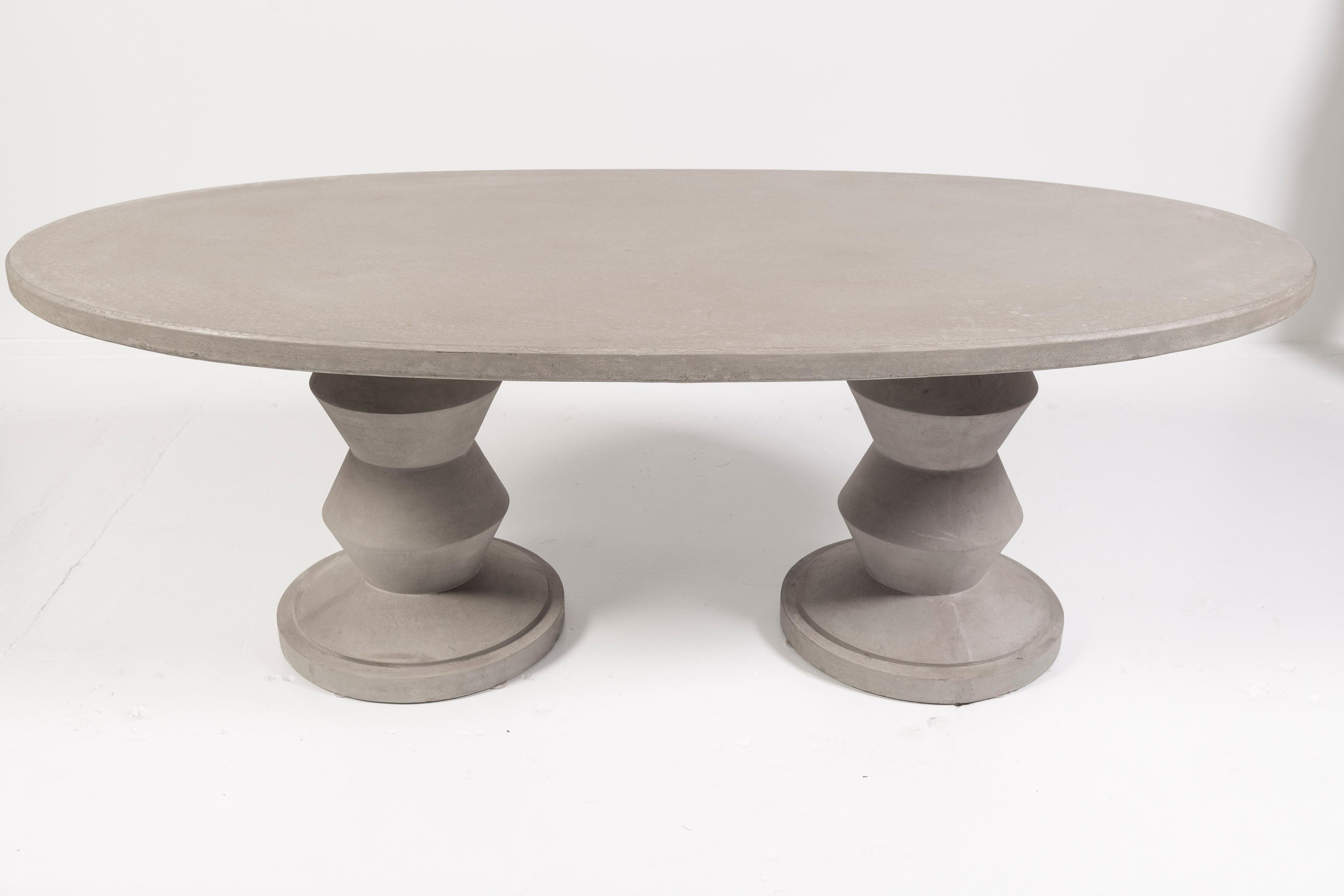 Organique Table de salle à manger ovale Montgomery gris clair, années 2020, États-Unis en vente