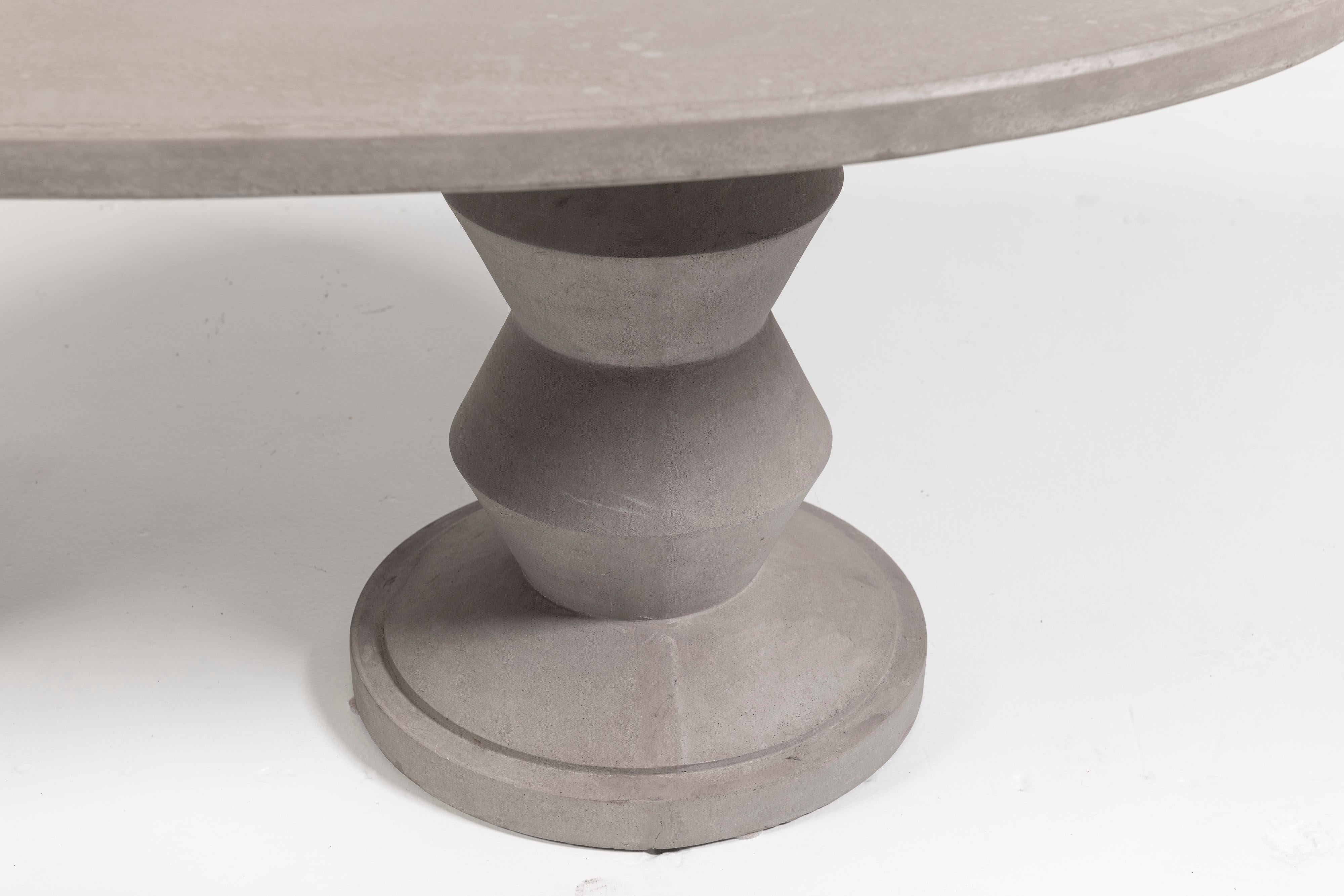 Nord-américain Table de salle à manger ovale Montgomery gris clair, années 2020, États-Unis en vente