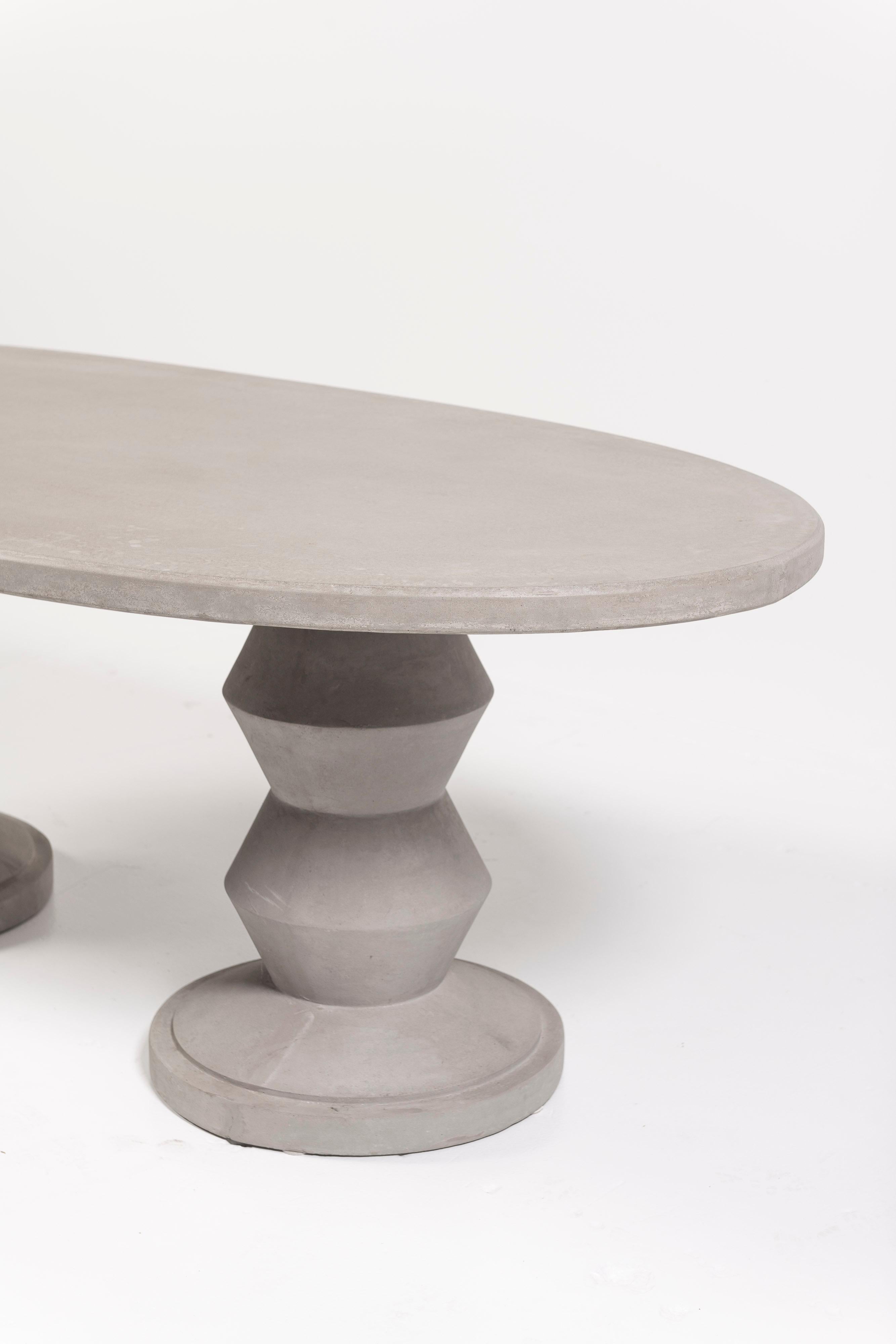 Table de salle à manger ovale Montgomery gris clair, années 2020, États-Unis Excellent état - En vente à San Francisco, CA