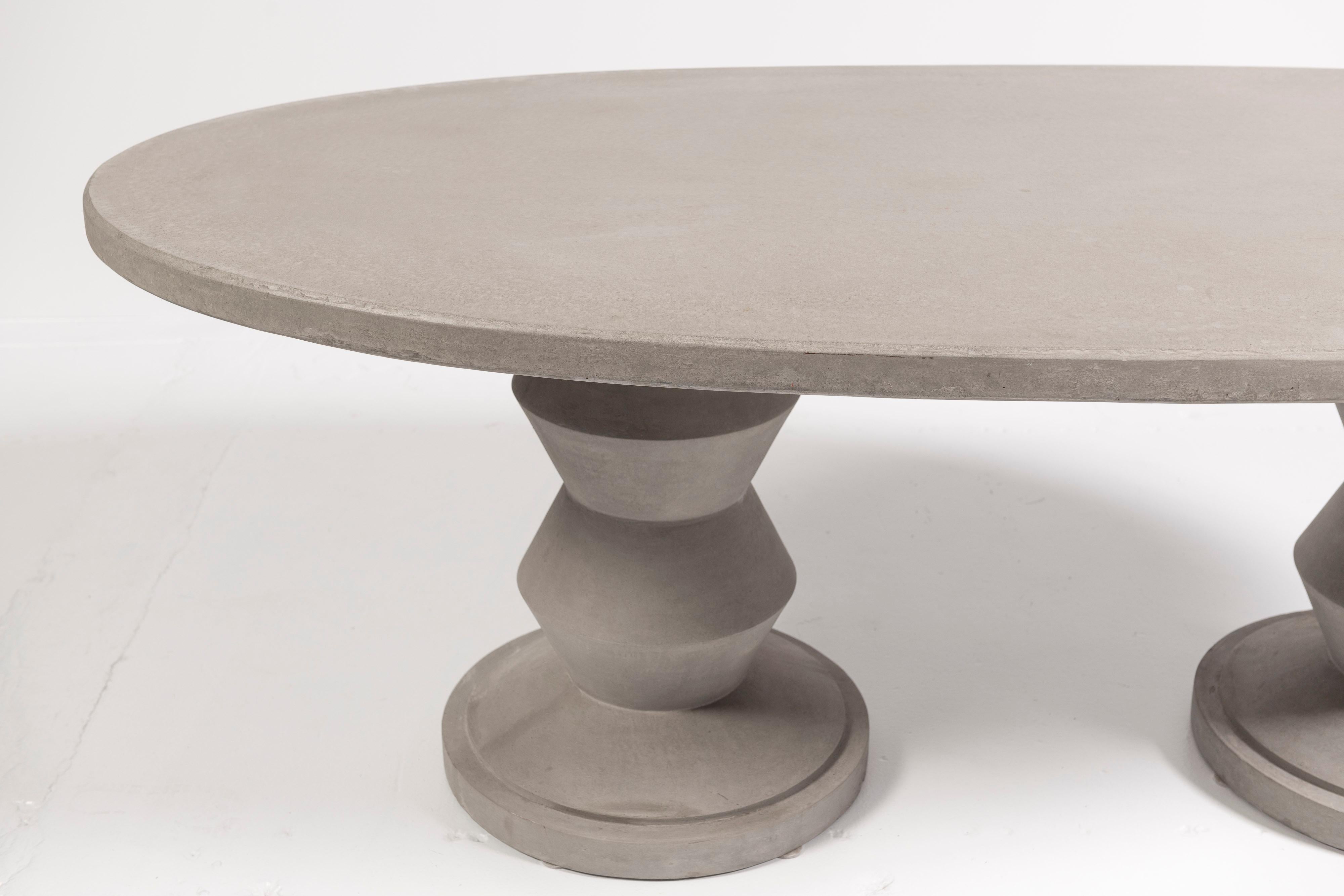XXIe siècle et contemporain Table de salle à manger ovale Montgomery gris clair, années 2020, États-Unis en vente