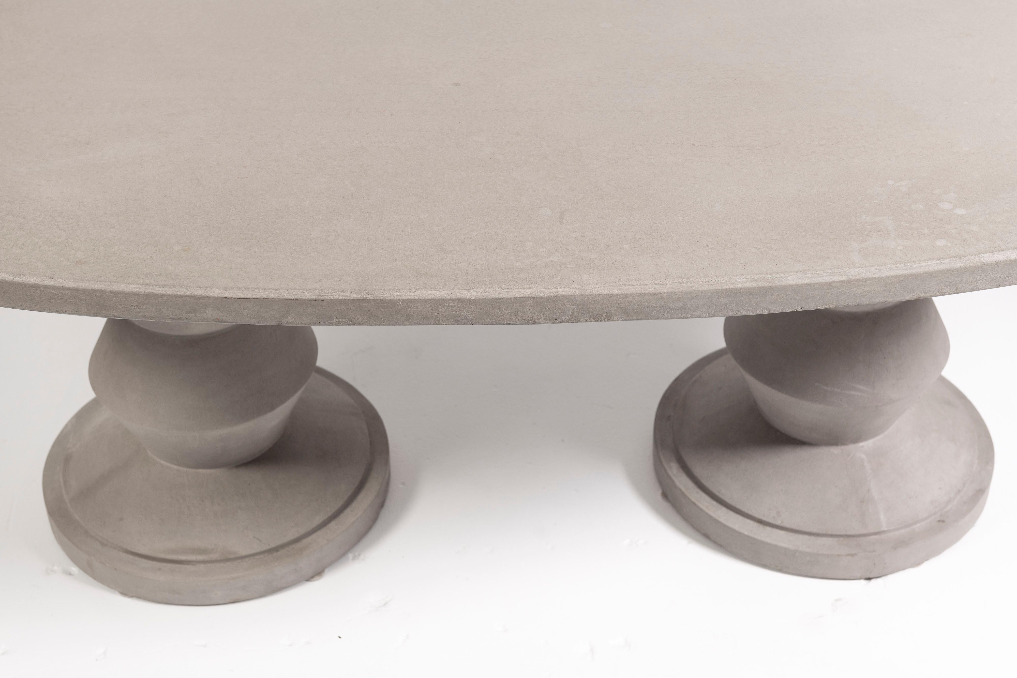 Béton Table de salle à manger ovale Montgomery gris clair, années 2020, États-Unis en vente