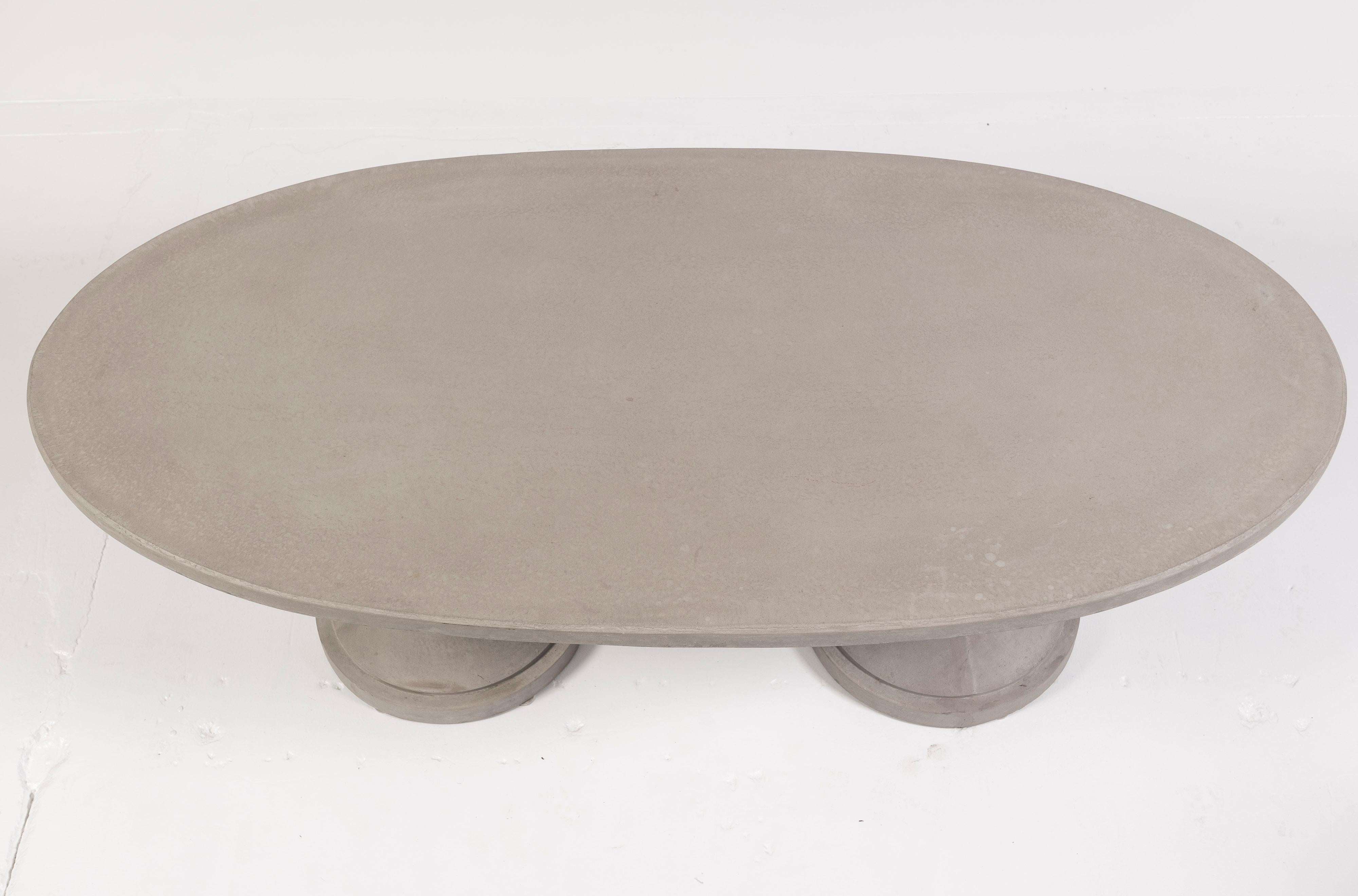 Table de salle à manger ovale Montgomery gris clair, années 2020, États-Unis en vente 2