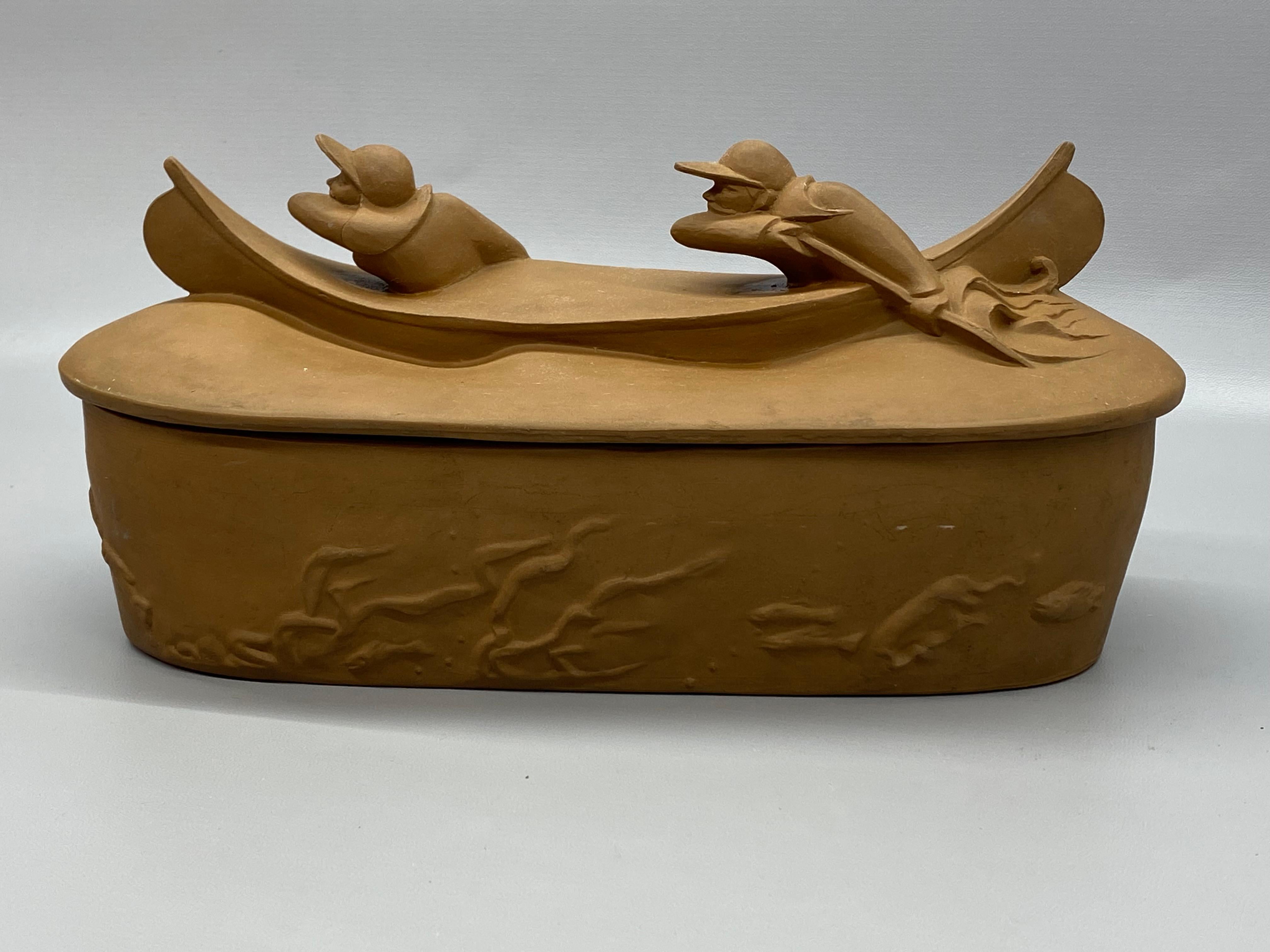Excepcional vasija cubierta de terracota construida a mano por Montgomery Smith, circa 1983. Firmado en la parte inferior, M. Smith, ' 83. La tapa muestra a dos piragüistas de aguas bravas claramente concentrados en su peligrosa trayectoria,