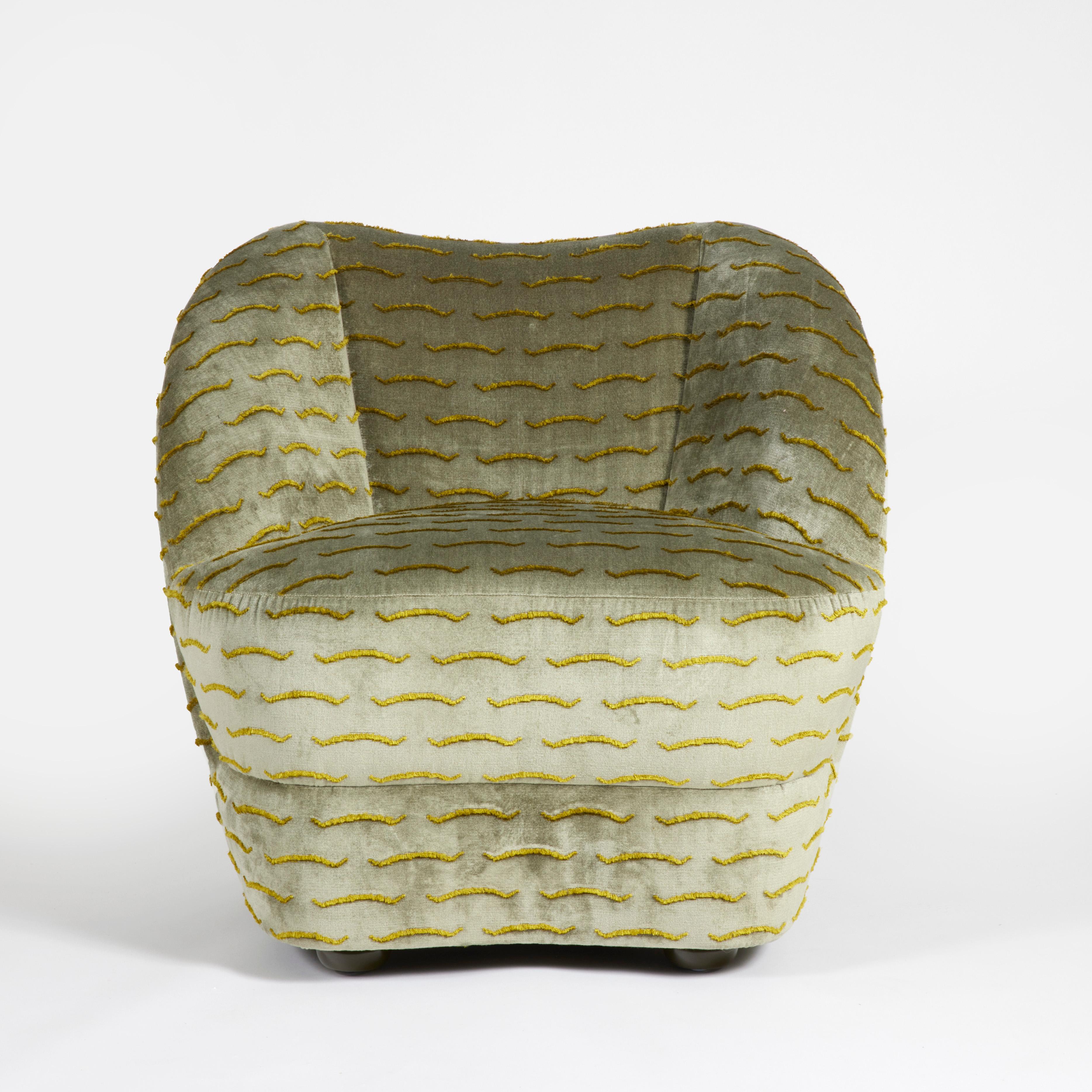 Vollkommen gepolsterter Sessel aus Samt mit lackierten Holzfüßen.
Hergestellt in Frankreich.
 