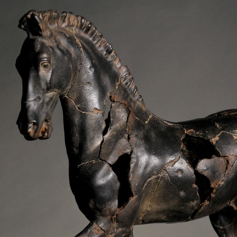Scultura di cavallo Montys in resina e plexiglas.

Questo cavallo, frammento di una statua originale in bronzo creata da Montys all'inizio del XIX secolo, rivela tutta la finezza e la potenza di questo animale.

Materiale: resina e plexiglas
H: 58,5