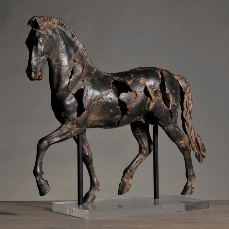 Moderno Scultura di cavallo Montys in resina e plexiglas. in vendita