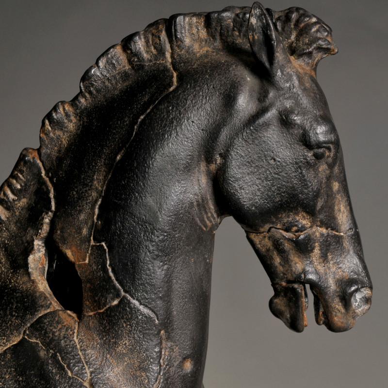Francese Scultura di cavallo Montys in resina e plexiglas. in vendita