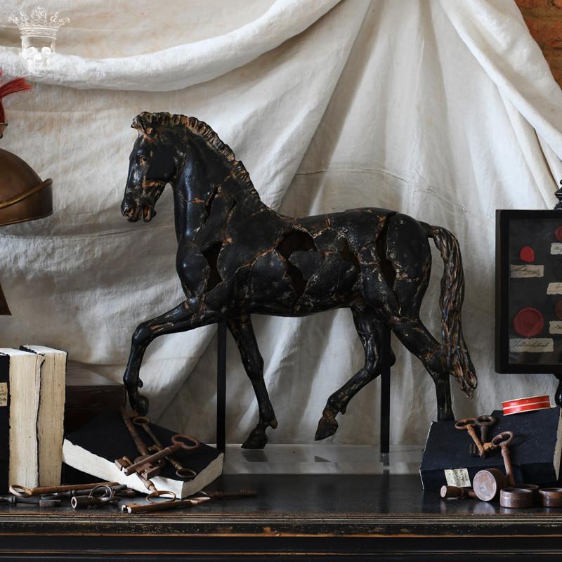 Patinato Scultura di cavallo Montys in resina e plexiglas. in vendita