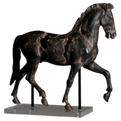 Monti-Pferd-Skulptur aus Harz und Plexiglas.
