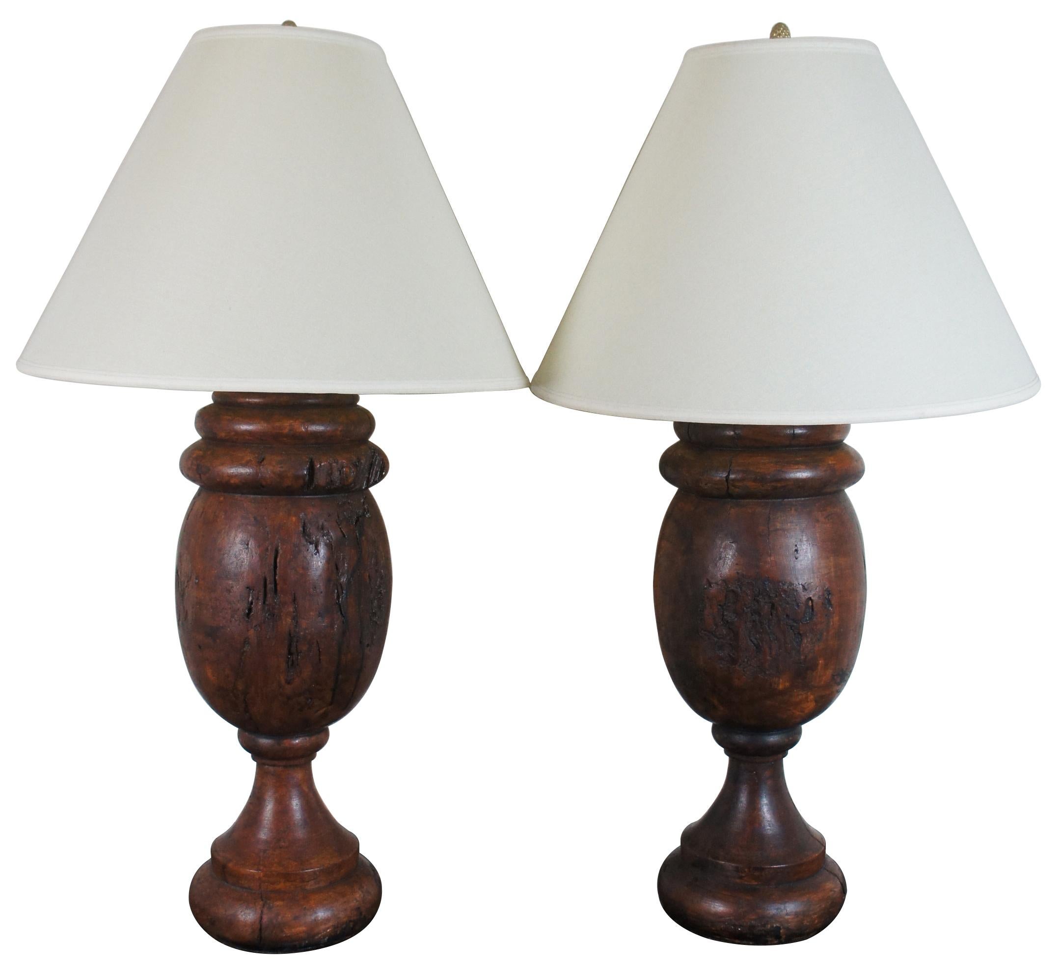 Monticello Studio Primitive Faux Wood Trophy Urn Table Lamps Rustic Lodge In Good Condition In Dayton, OH