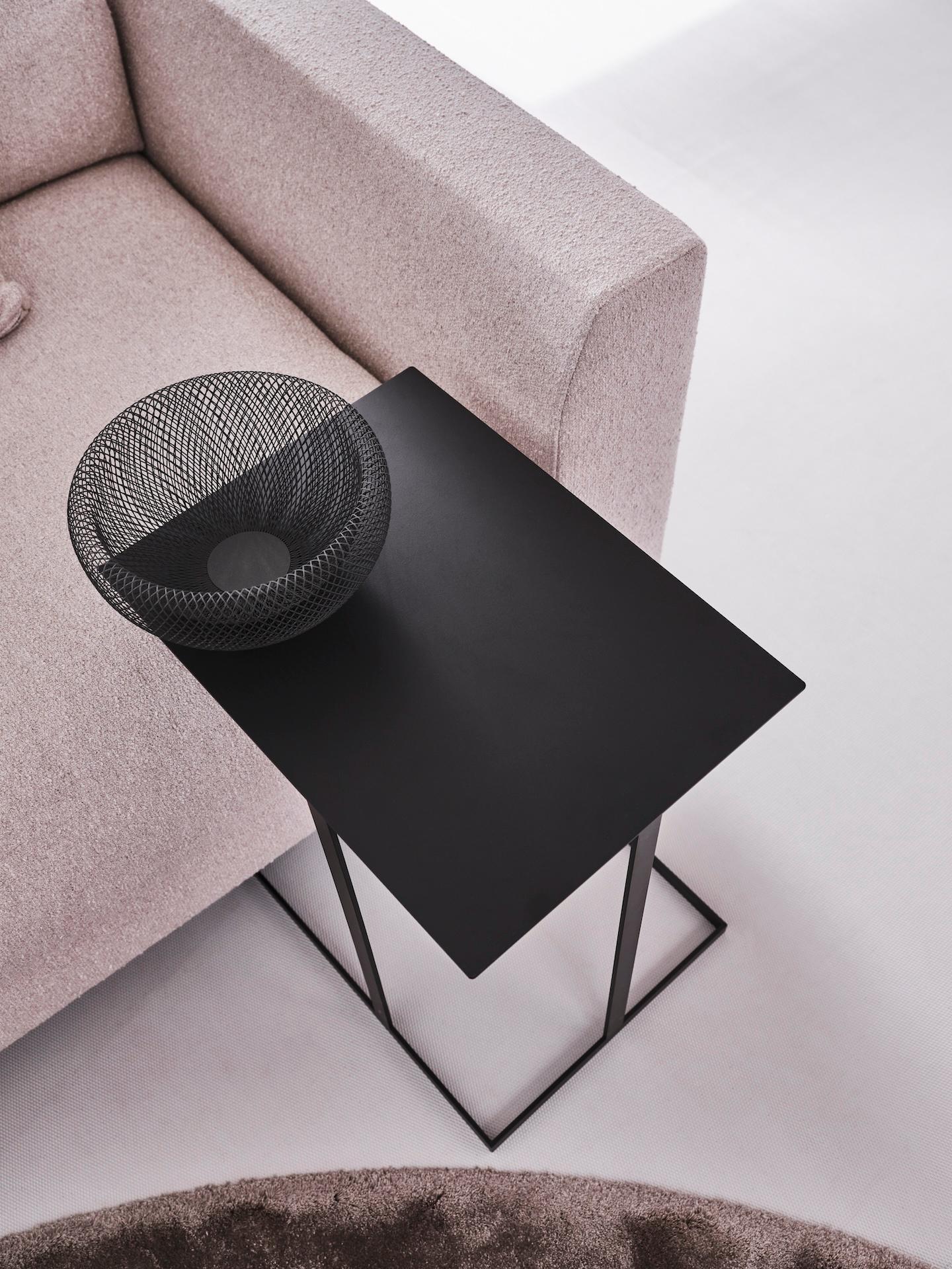 Annex is a multifunctional side table in a new design. The
support has asymmetrical structures of flat metal strips.
Because of their asymmetric design these tables can easily
be moved by pulling their table tops. The functions of the
free table