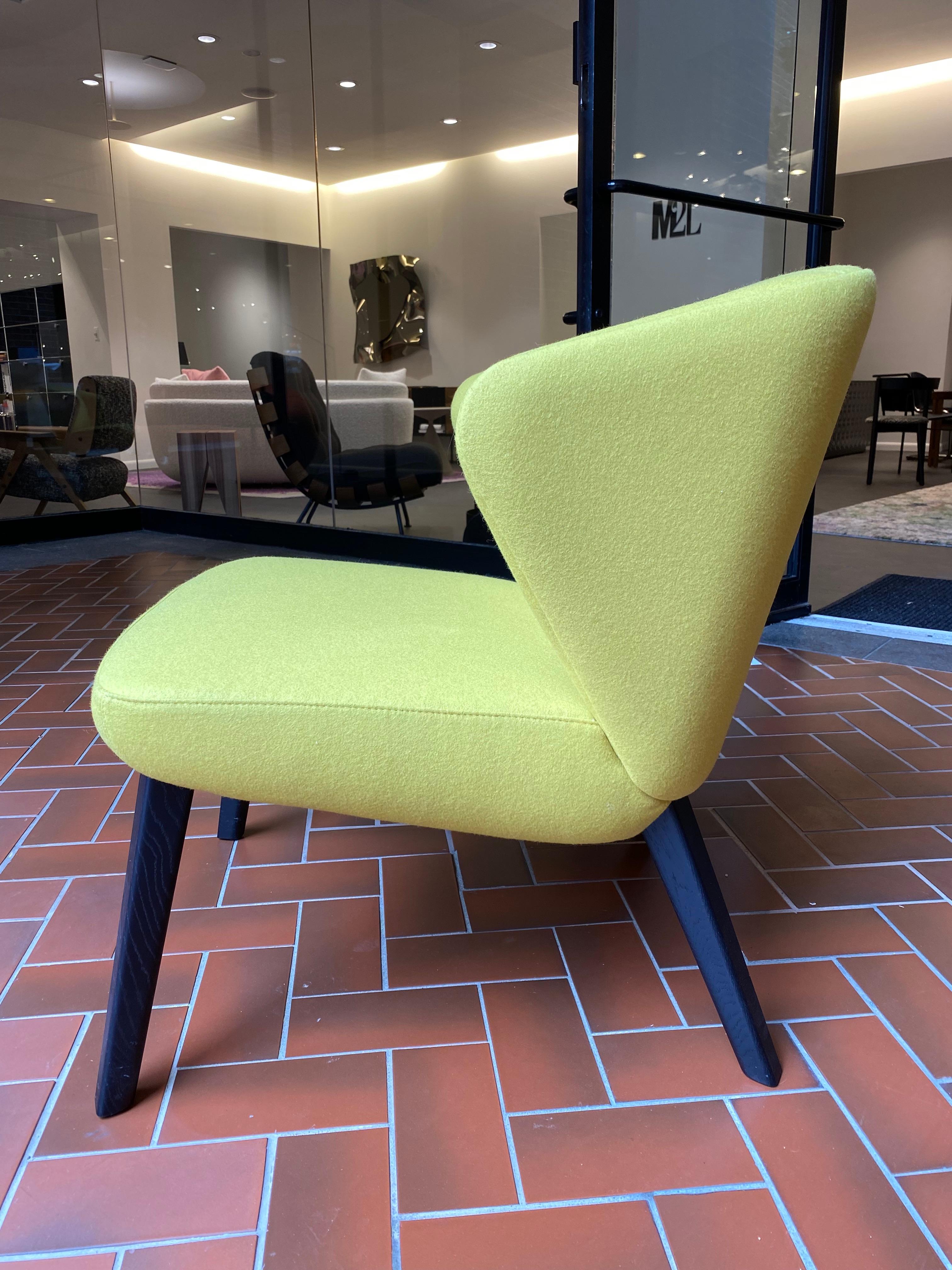 Back Me Up Salon
Upholstery: HERO 466318 #791
Base: Oak Black carbon stained
The compact club chair
With the BACK ME UP Salon, Arian Brekveld puts a contemporary spin on the voluminous club chair.
Its whispering design allows you room to