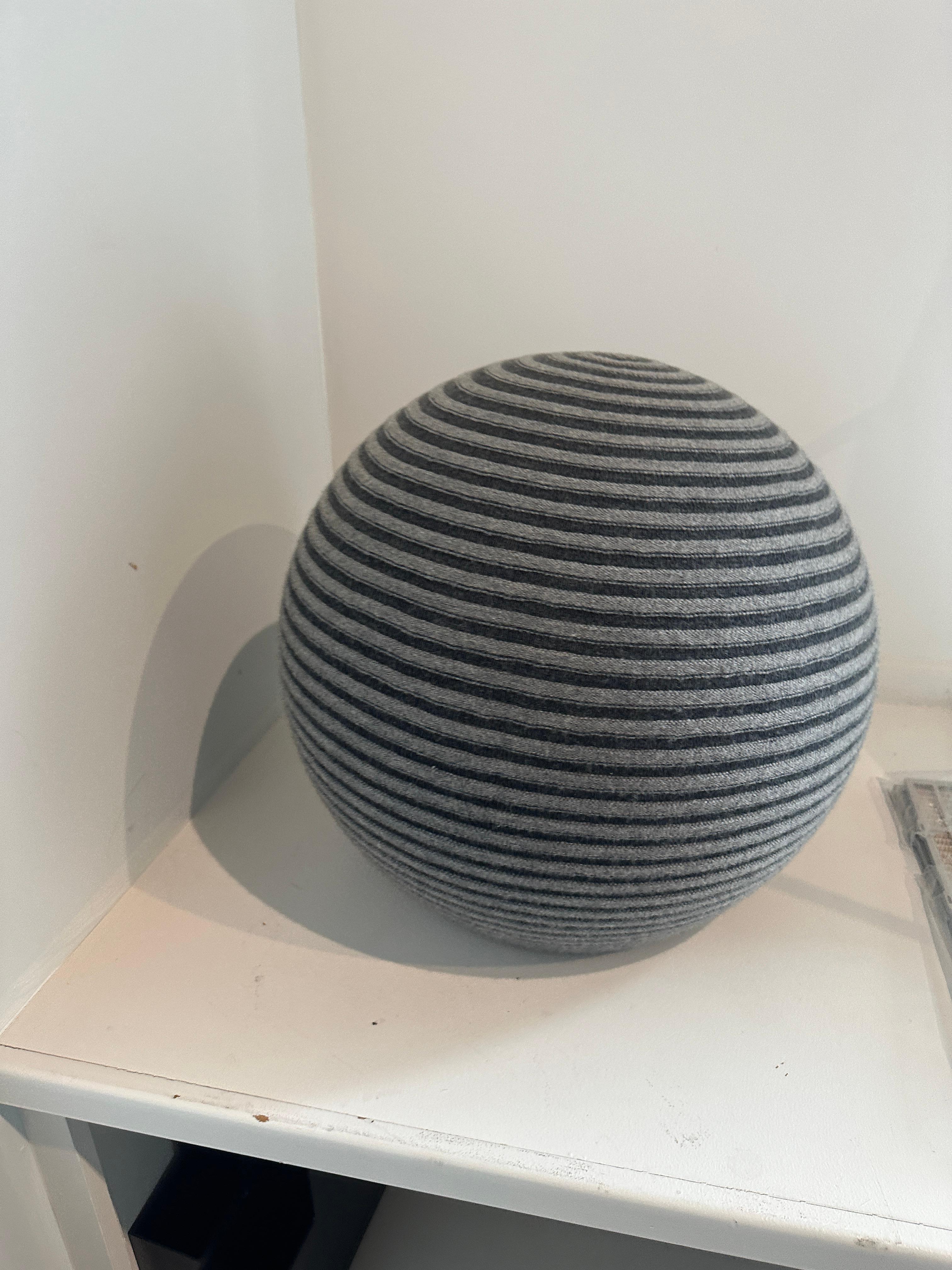 Need to quickly add an extra – though comfortable – seat? Put your trust in Beanie. versatile ottoman. Beanie is a knitted pouf that is warm and comfortable to sit on, and which can fit in the interior wherever you want.