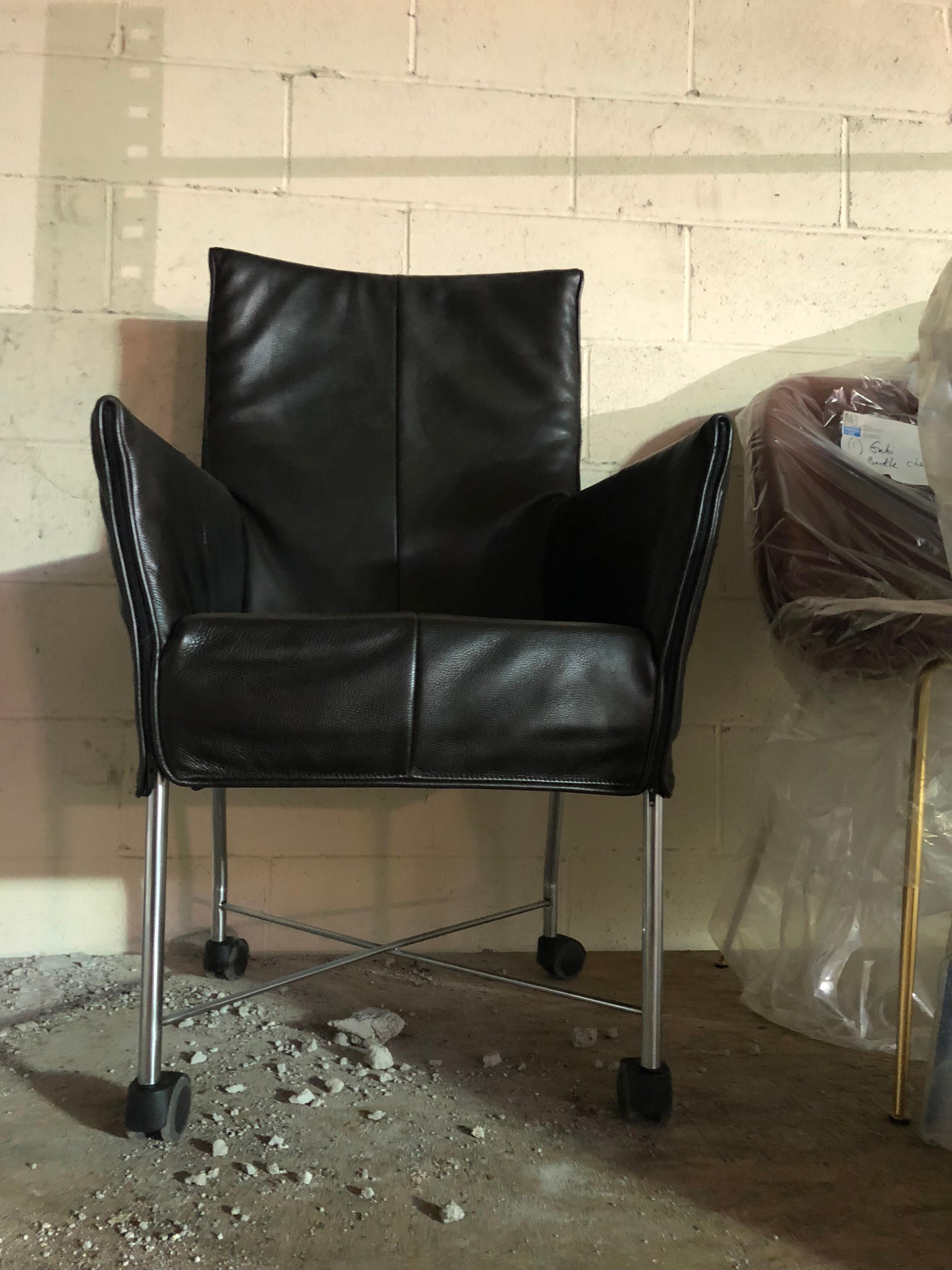 The upholstery covers the frame like an article of clothing. The cover hangs nonchalantly on the chair like a padded 'jacket' and is secured all around with four zips.
Leather highland Blk Zwart.