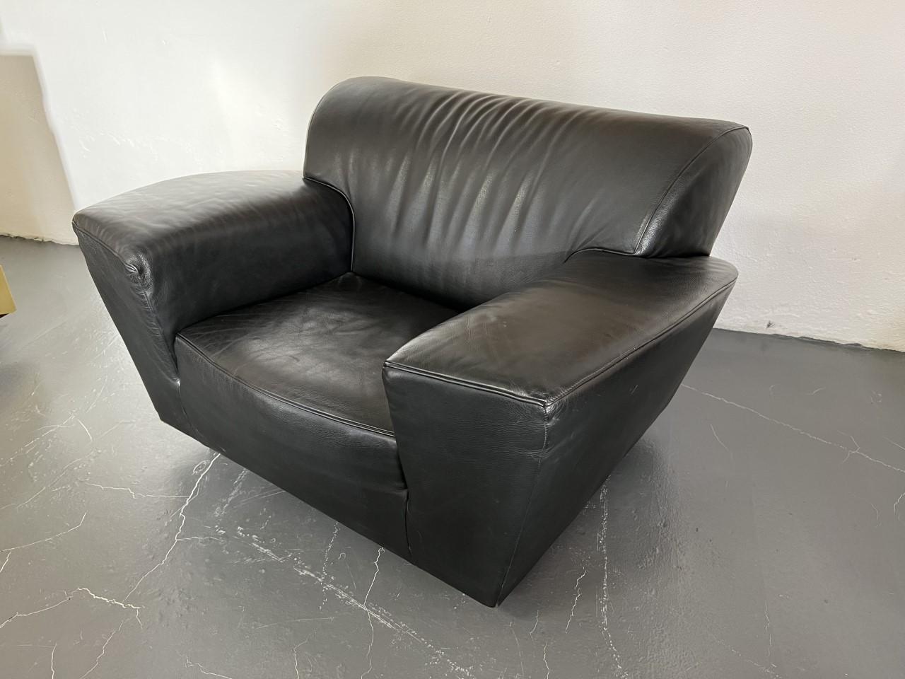 Big Chunky Lounge Chair in thick buffalo leather designed by Gijs Papavoine fr Montis in the 1980s. He wanted to create a big comfy lounge chair that gives you the same feeling as sitting in a big Chevrolet Corvette.. So that's why he named the