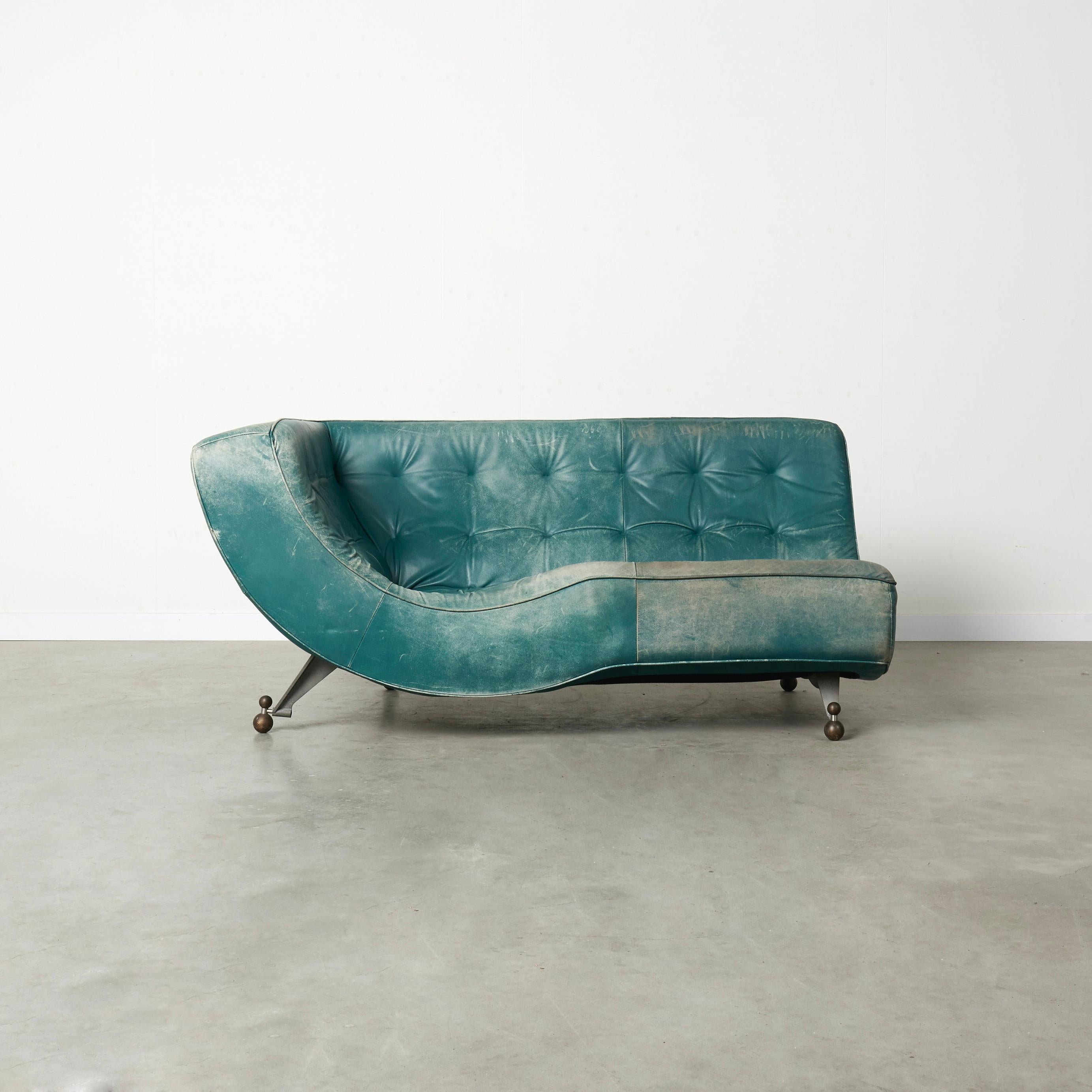 Quintus chaise longue / sofa by Gerard van den Berg for Montis, Dutch design 1980s.
Green leather upholstery and copper details.
The sofa is in very good vintage condition. Leather with nice patina. Some small surface damages, see pictures.