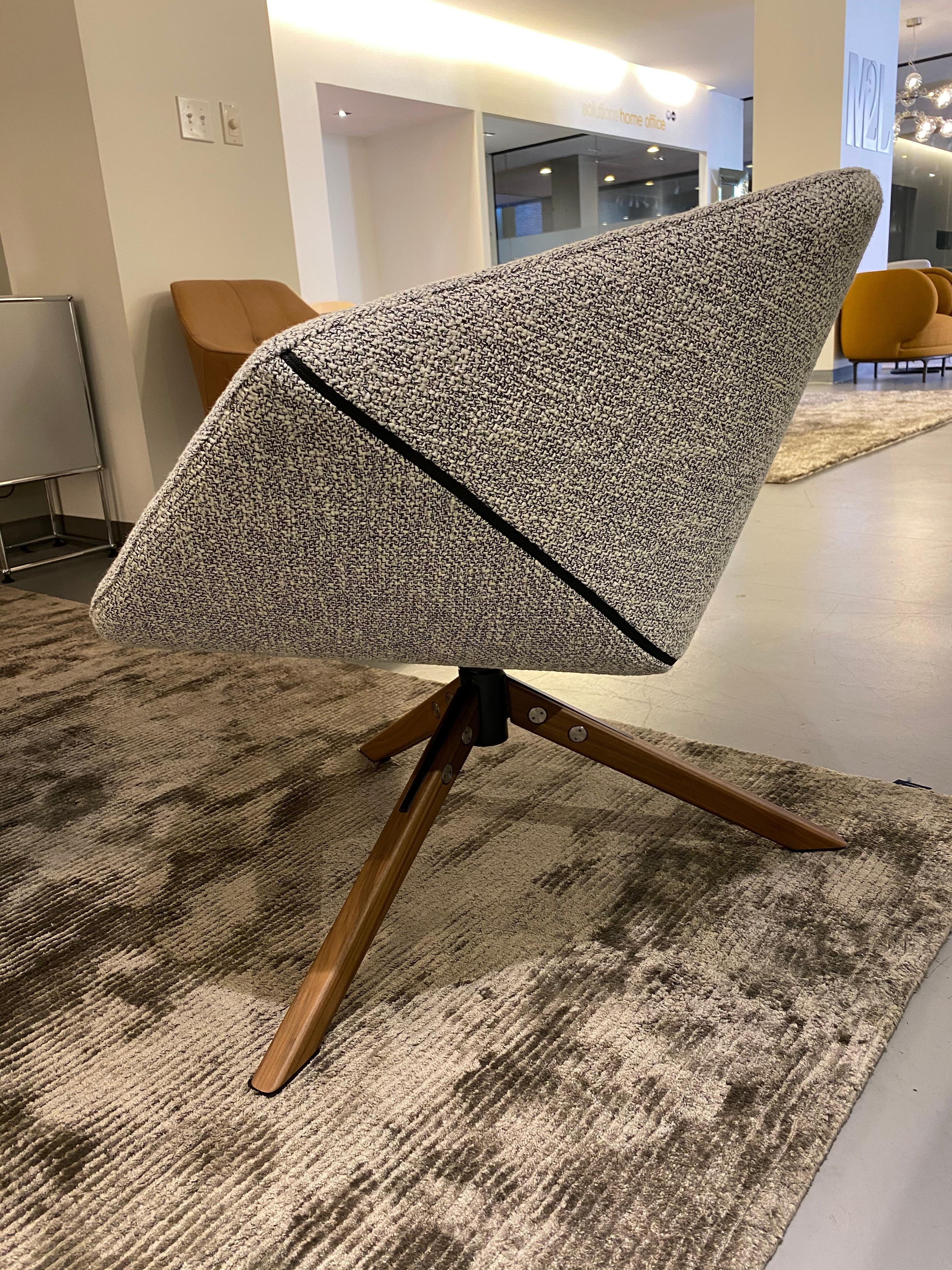 Montis Set of Two Ella Swivel Lounge Chairs Designed by Niels Bendtsen. In Excellent Condition In New York, NY
