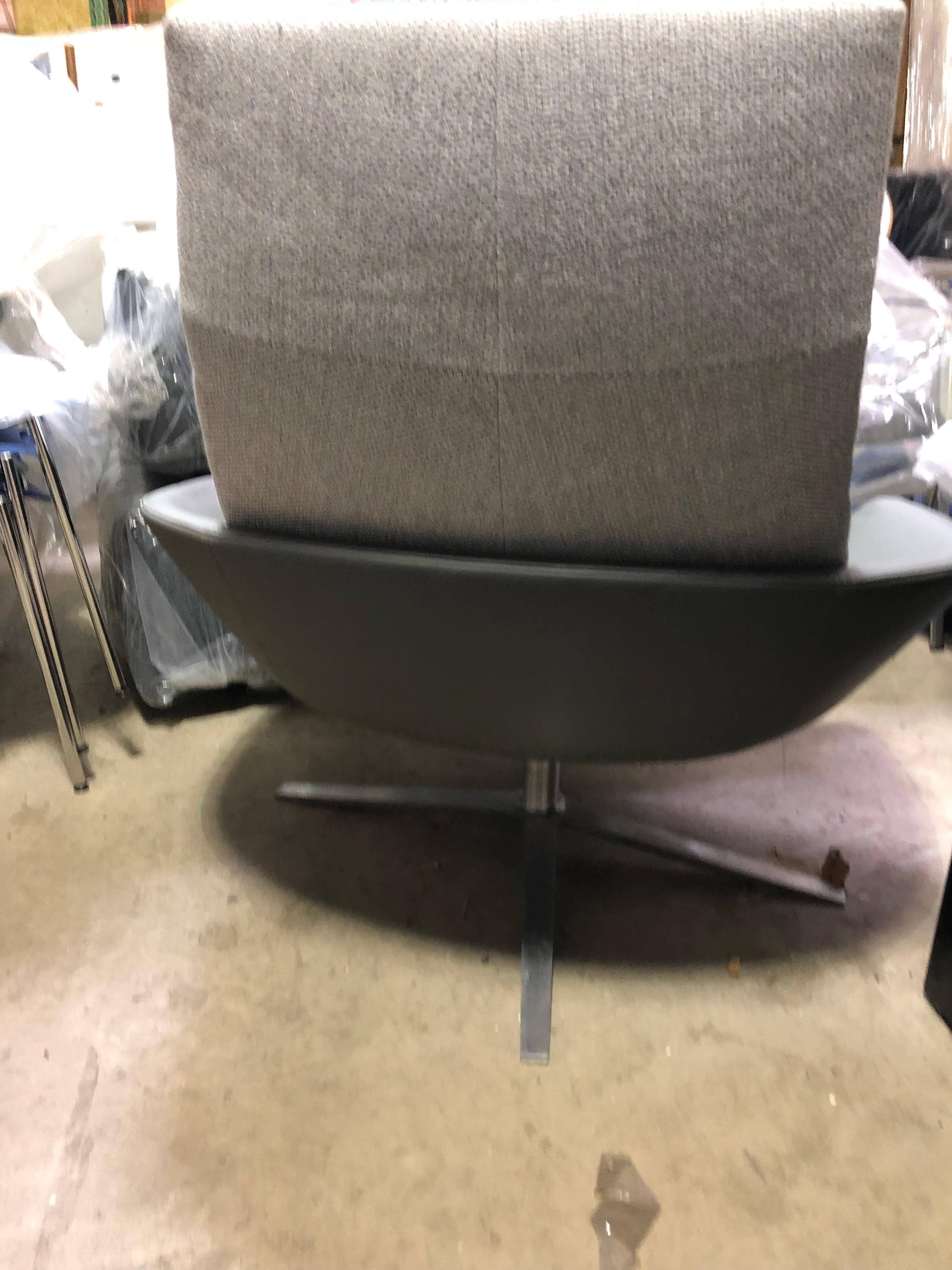 Montis Swivel High Back Gray Leather and Fabric Hugo Lounge In Excellent Condition In New York, NY