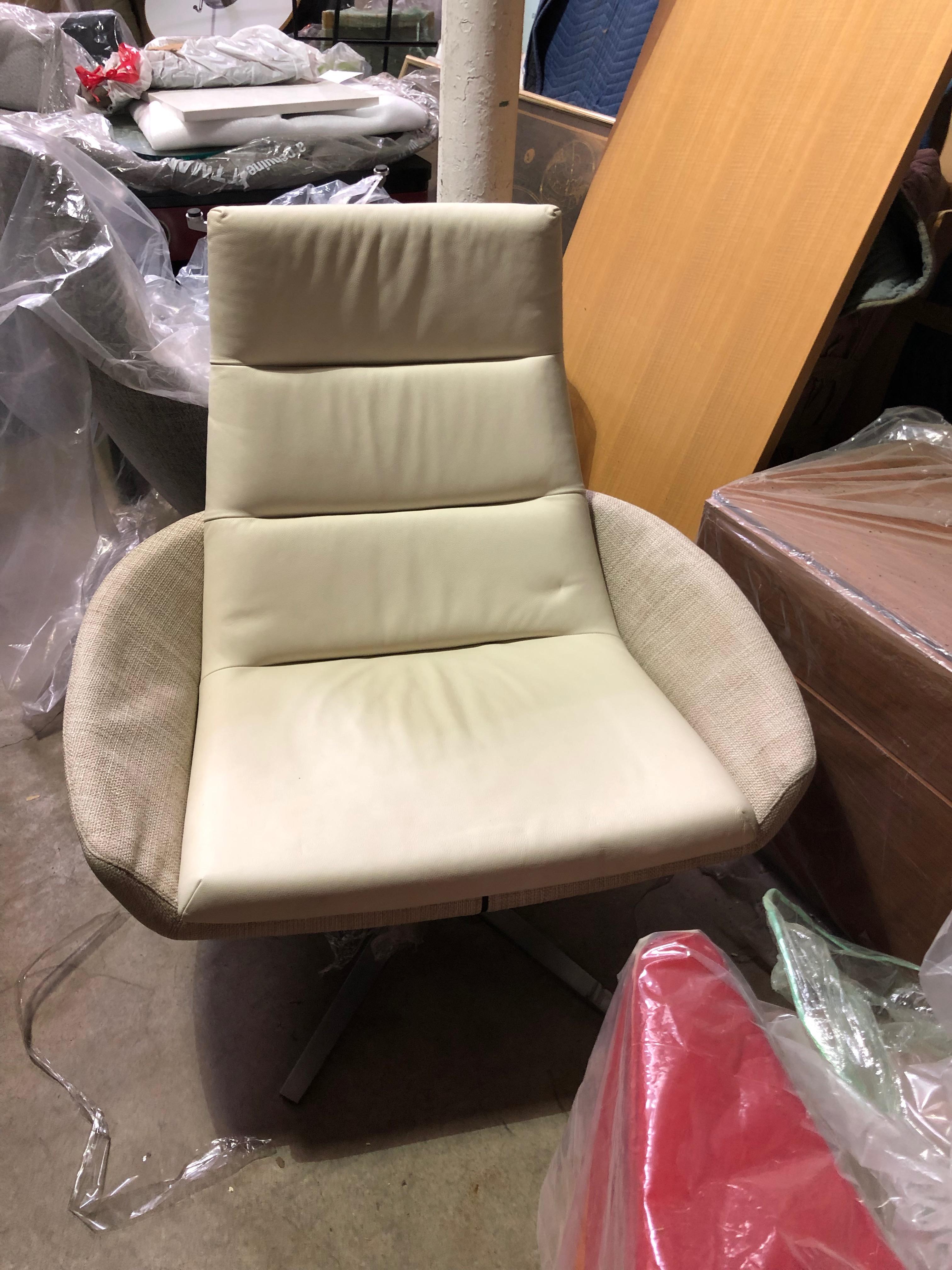 Montis Swivel High Back White Leather and Fabric Hugo Lounge In Excellent Condition In New York, NY