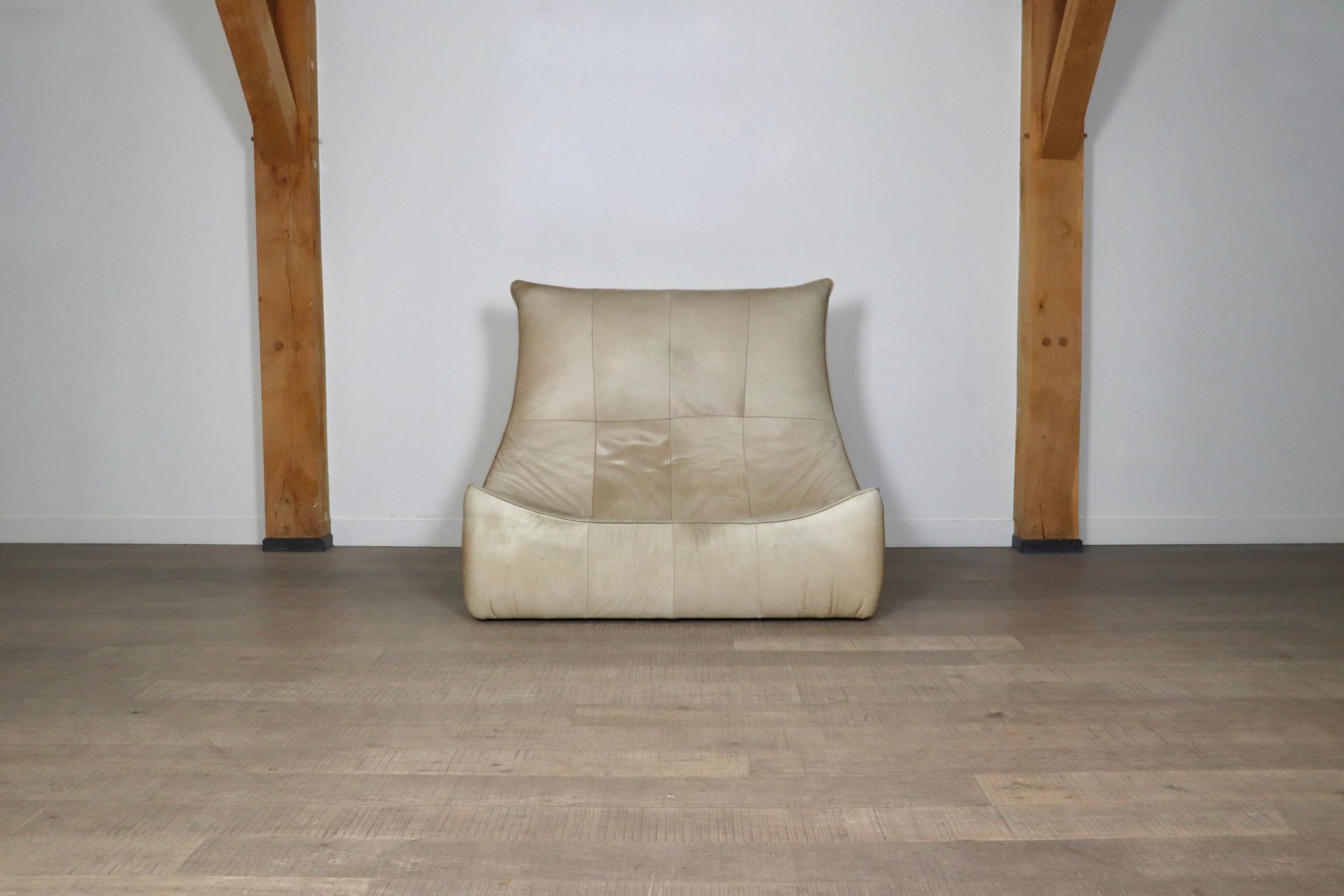 Wunderschönes Zweisitzer-Sofa 'The Rock' aus beigem Leder von Gerard van den Berg für Montis aus den 1970er Jahren. Dieses Sofa ist auch unter dem Namen 