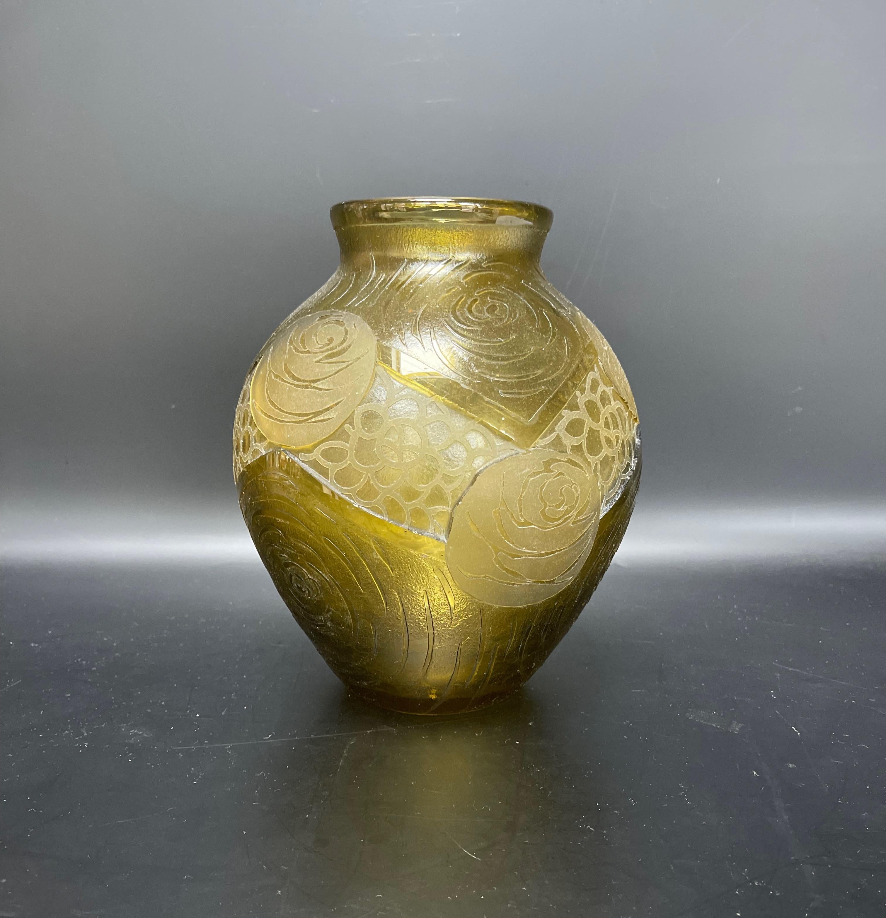 Art deco vase circa 1925. Acid-etched yellow glass with floral decoration.
Signed Montjoye with acid in the decor.
In perfect condition.

Total height: 21.5 cm
Diameter: 18.5cm
Weight 1.8 kg


François-Théodore Legras, born December 27, 1839 in the