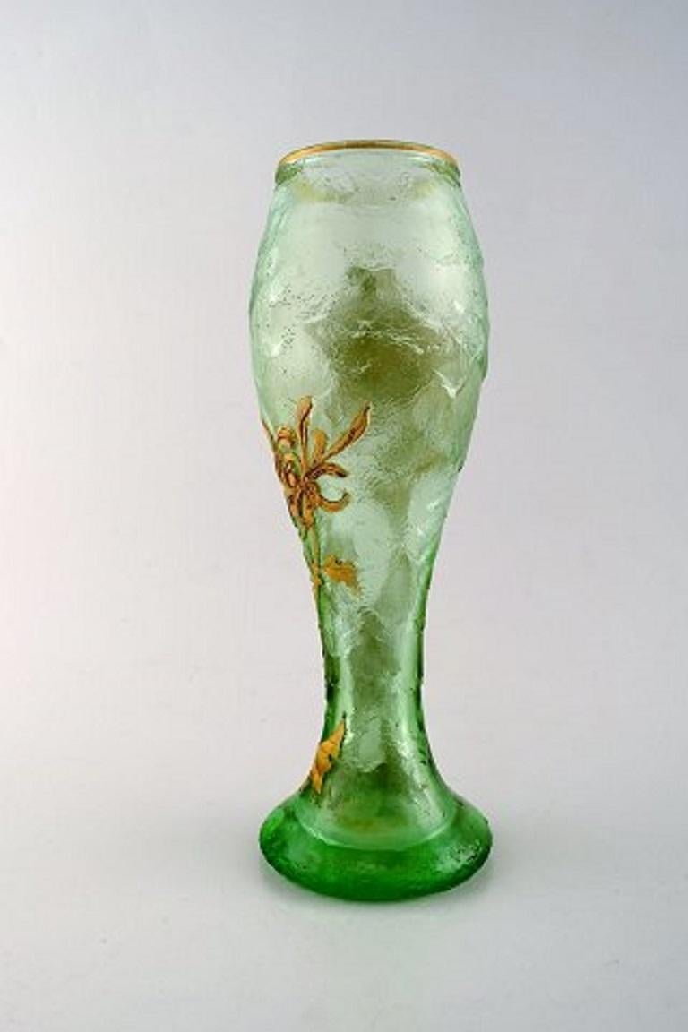 Montjoye, Frankreich. Große Vase im Jugendstil aus mundgeblasenem Kunstglas. Dekoriert mit Blumen in Emaille, vergoldet. Hochwertige Vase. Datiert 1880-1900.
In sehr gutem Zustand.
Maße: 30 x 10,5 cm.
gestempelt.