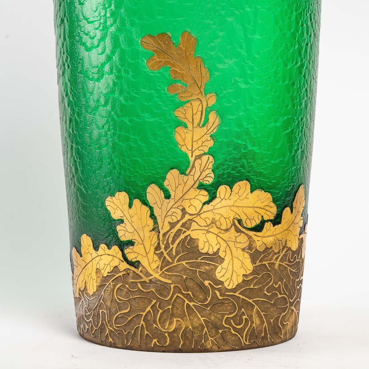 Vase Montjoye, Art Nouveau.

Magnifique vase Motjoye, verre gravé et émaillé d'or, Art Nouveau, Circa 1900

Dimensions :H : 34,5cm, D : 10cm.