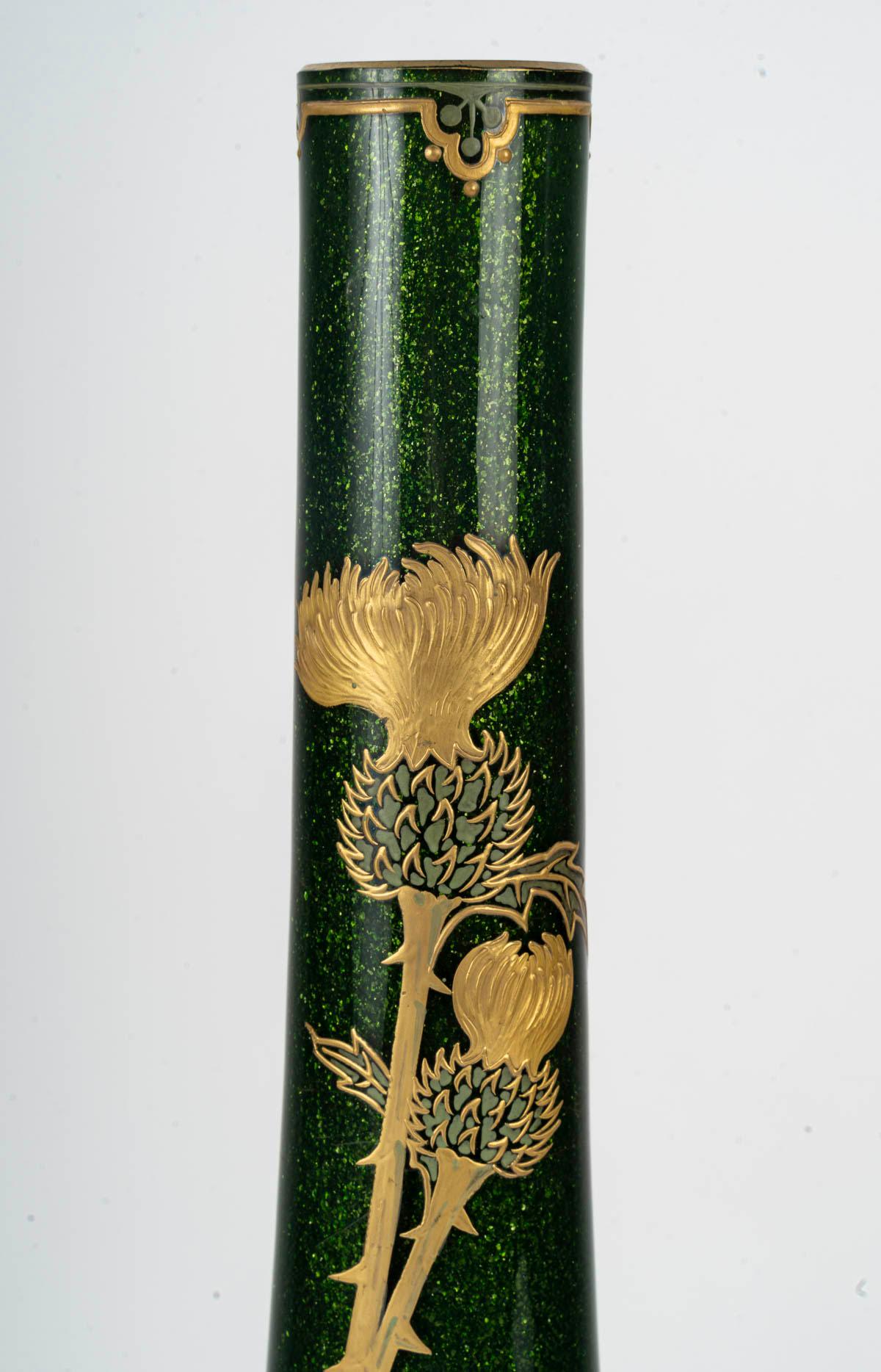 Vase Montjoye, Design/One, verre irisé, 1900, Art Nouveau.

Vase à décor de chardons, Vase Montjoye, verre irisé, 1900, période Art Nouveau.
H : 45,5cm, L : 19cm, P : 12cm