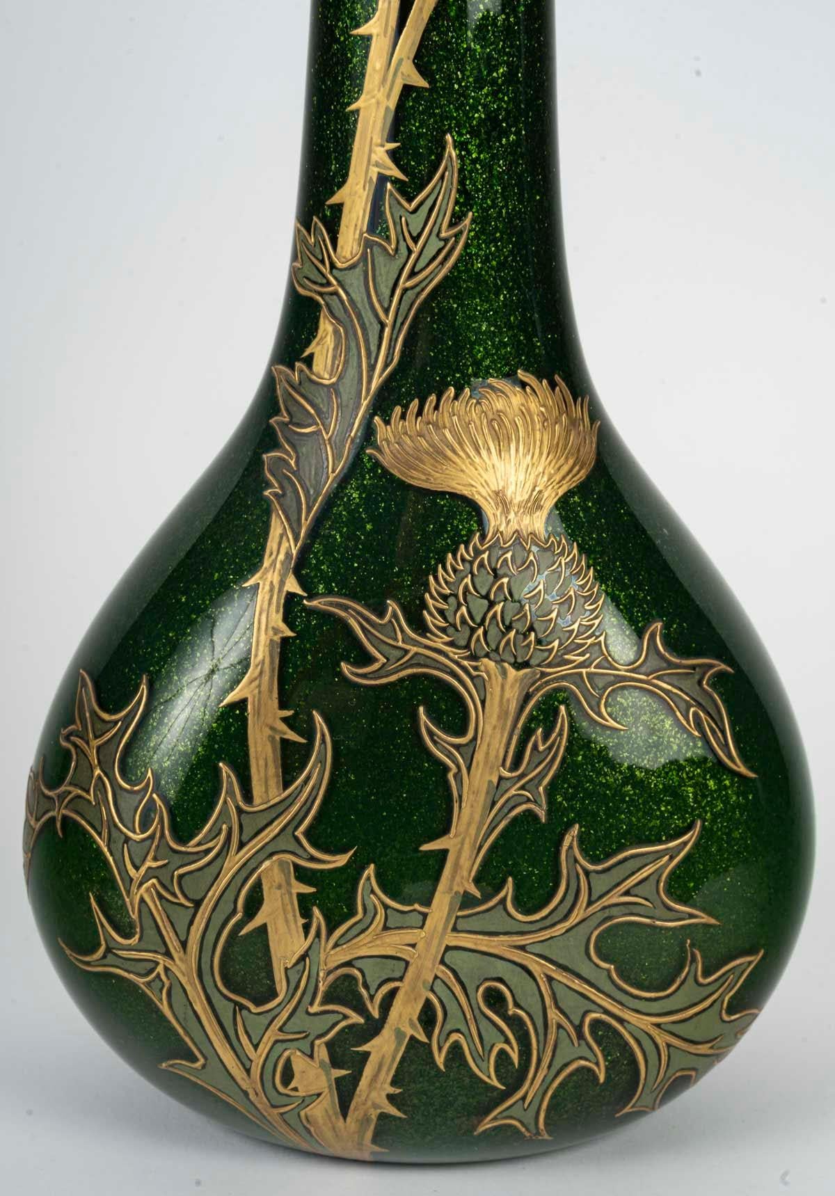 Français Vase Montjoye, design chardon, verre irisé, 1900, Art nouveau en vente