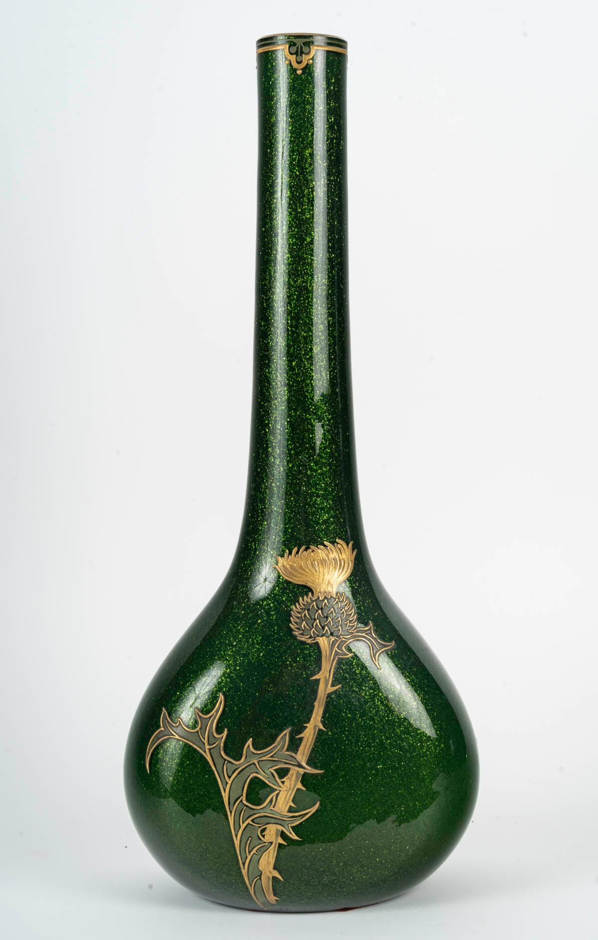 20ième siècle Vase Montjoye, design chardon, verre irisé, 1900, Art nouveau en vente