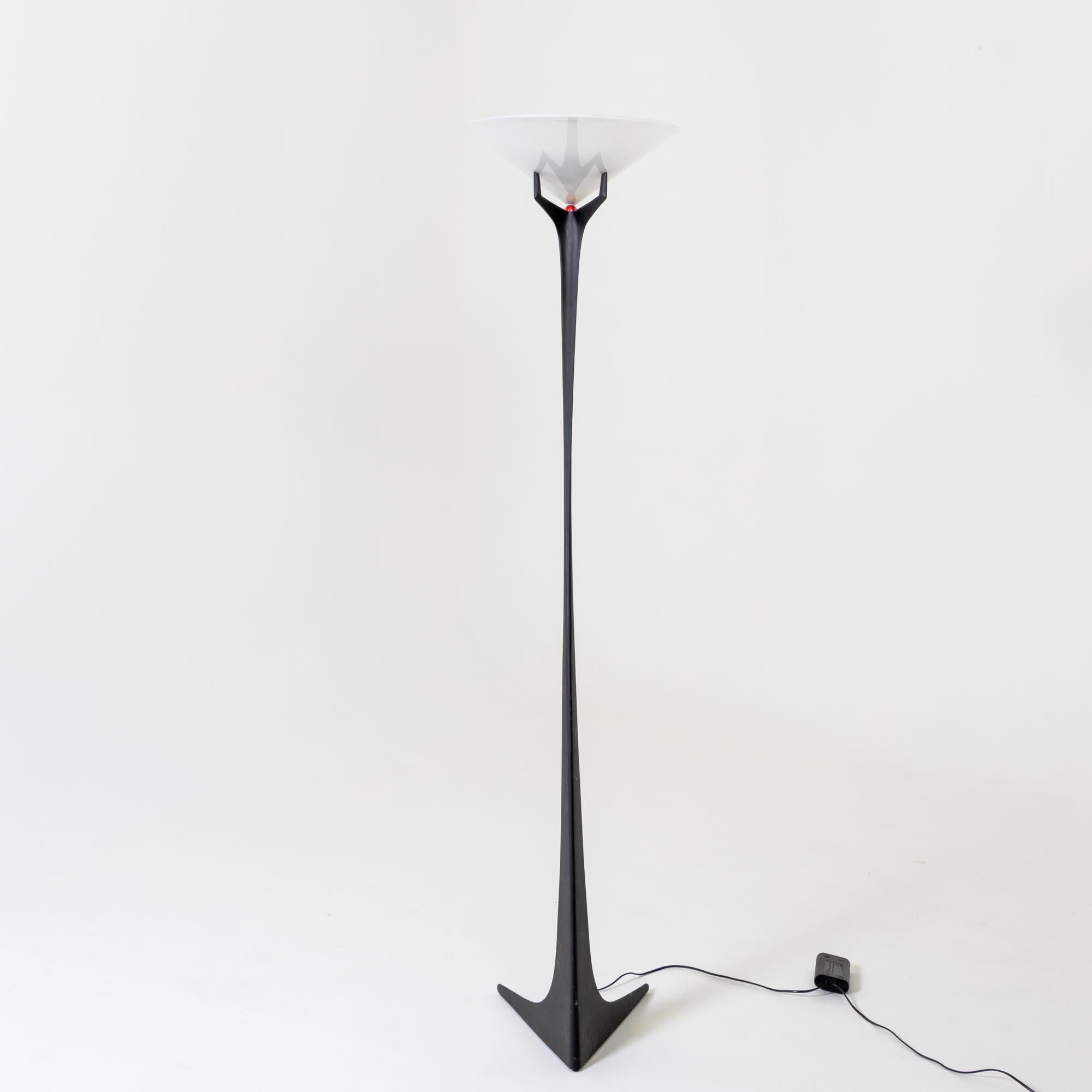 Montjuïc floor lamp with black base and white acrylic lampshade. A small red ball connects the two contrasting elements. The floor lamp was designed by Santiago Calatrava for Artemide in the 1990s. The Spanish architect and designer is known for his