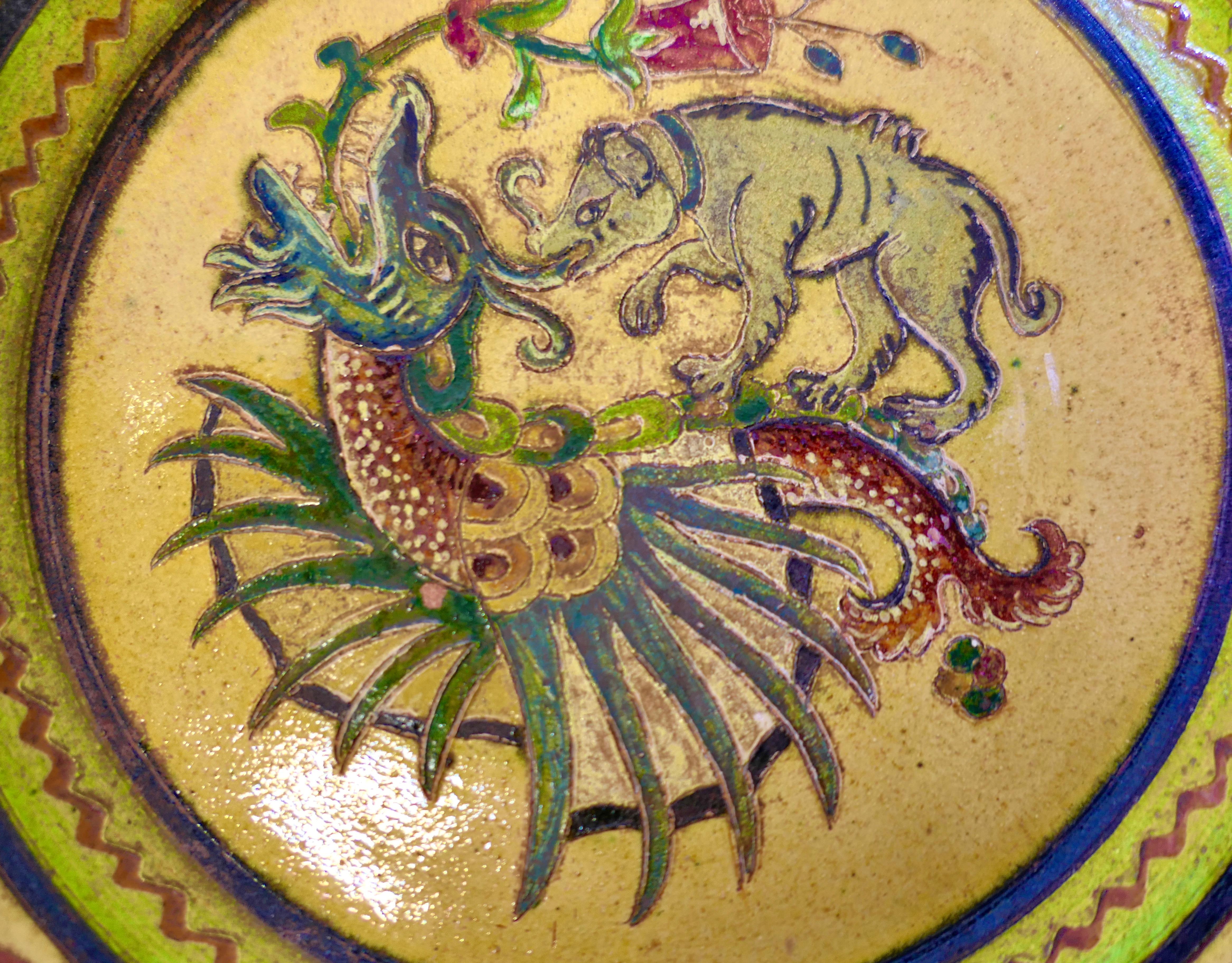 Montopolyi Arno Italian Plate with Dragon and Bear  An unusual piece In Good Condition For Sale In Godshill, Isle of Wight