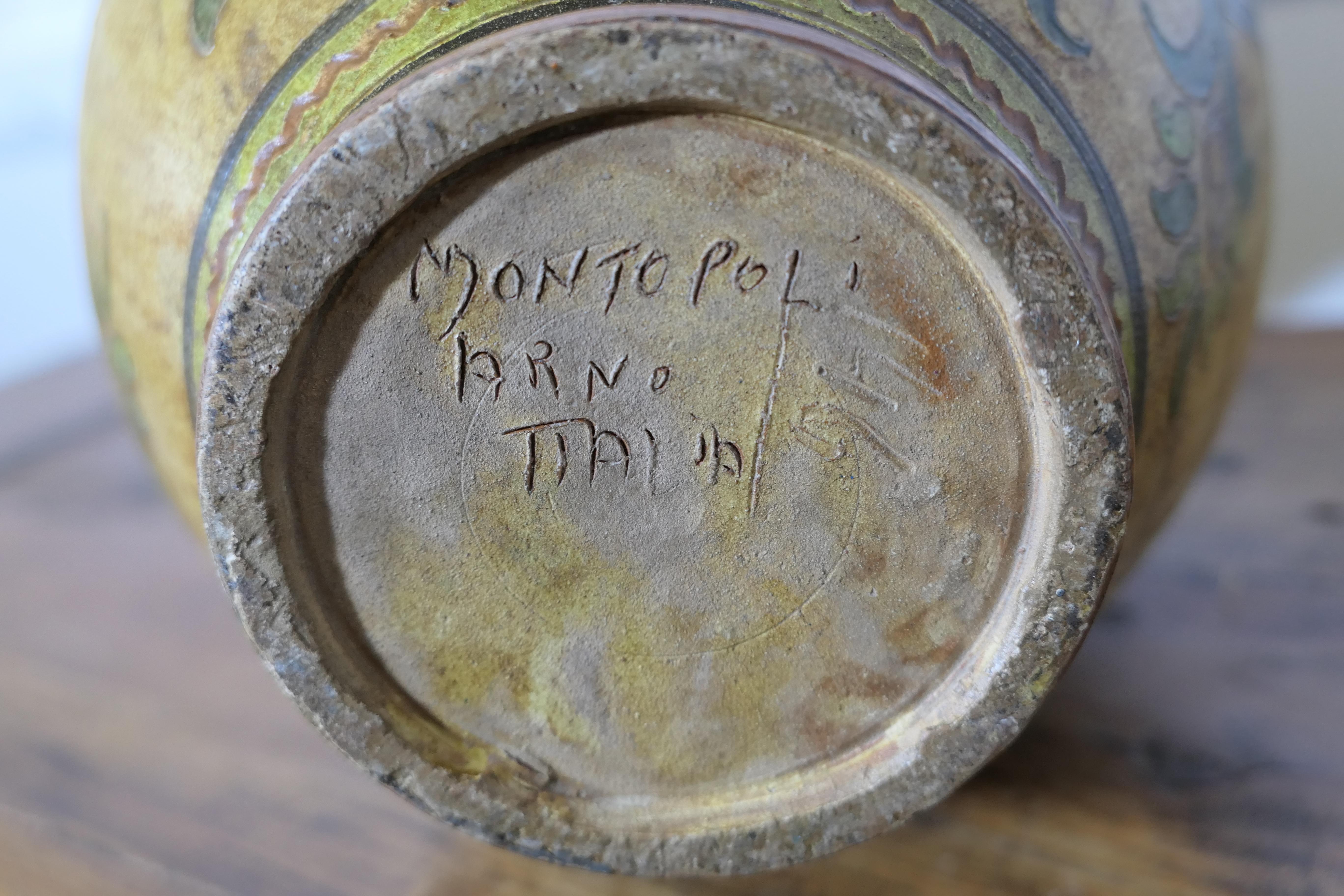 Vaso italiano Montopolyi Arno con draghi  

Un pezzo insolito realizzato in terracotta con il marchio Montopolyi Arno, il vaso è un pezzo molto attraente decorato a rilievo con piante e creature volanti.
In buone condizioni13