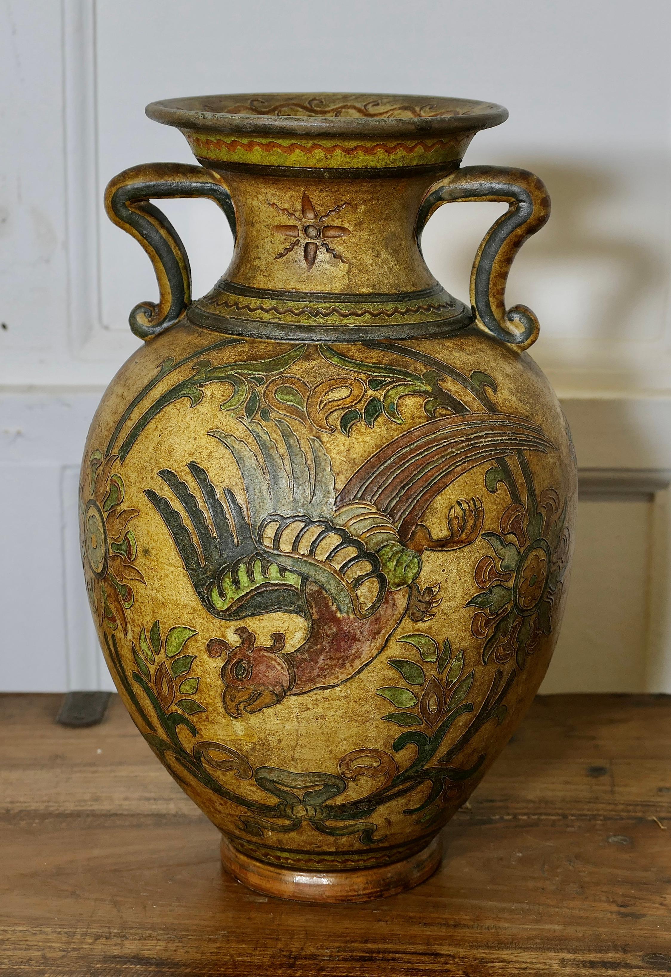 Arte popolare Vaso italiano Montopolyi Arno con draghi    Un pezzo insolito realizzato in terracotta in vendita
