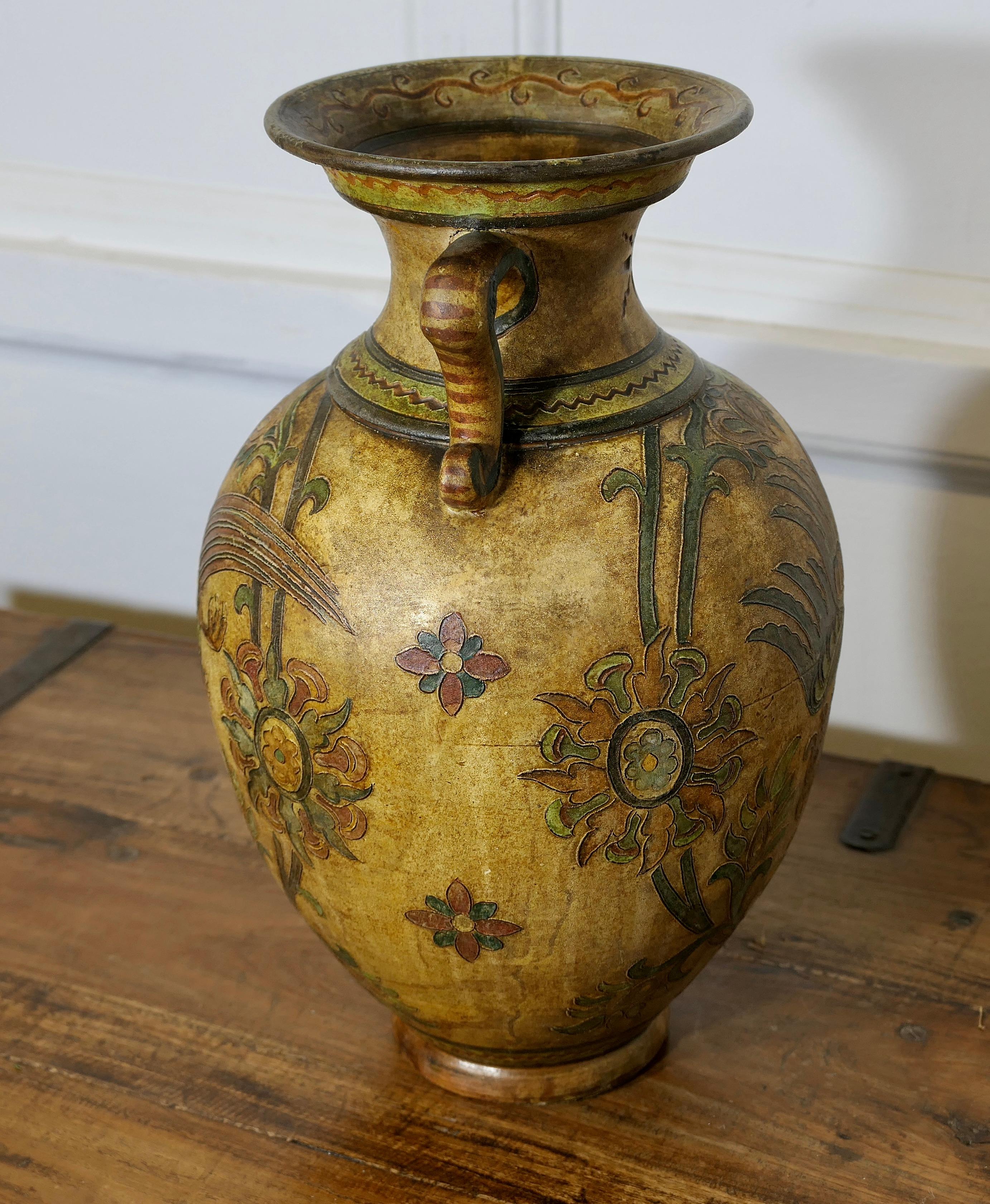 Metà XX secolo Vaso italiano Montopolyi Arno con draghi    Un pezzo insolito realizzato in terracotta in vendita