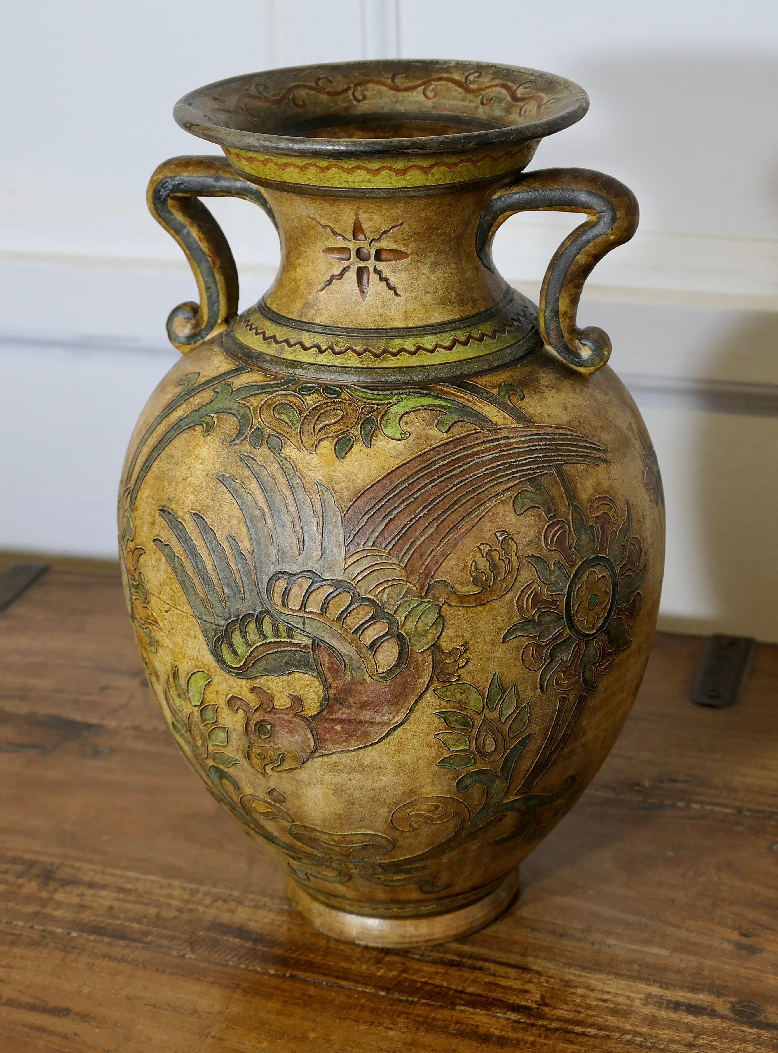 Terracotta Vaso italiano Montopolyi Arno con draghi    Un pezzo insolito realizzato in terracotta in vendita