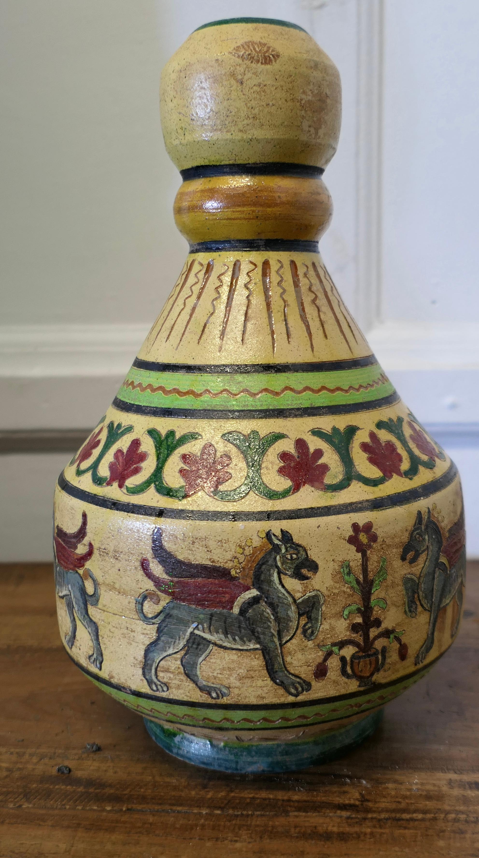 
Vaso italiano Montopolyi Arno con guardiani alati 

Un pezzo insolito realizzato in terracotta con il marchio Montopolyi Arno, il vaso è un pezzo molto attraente decorato a rilievo con piante e creature alate a 4 zampe.
In buone condizioni, è alto