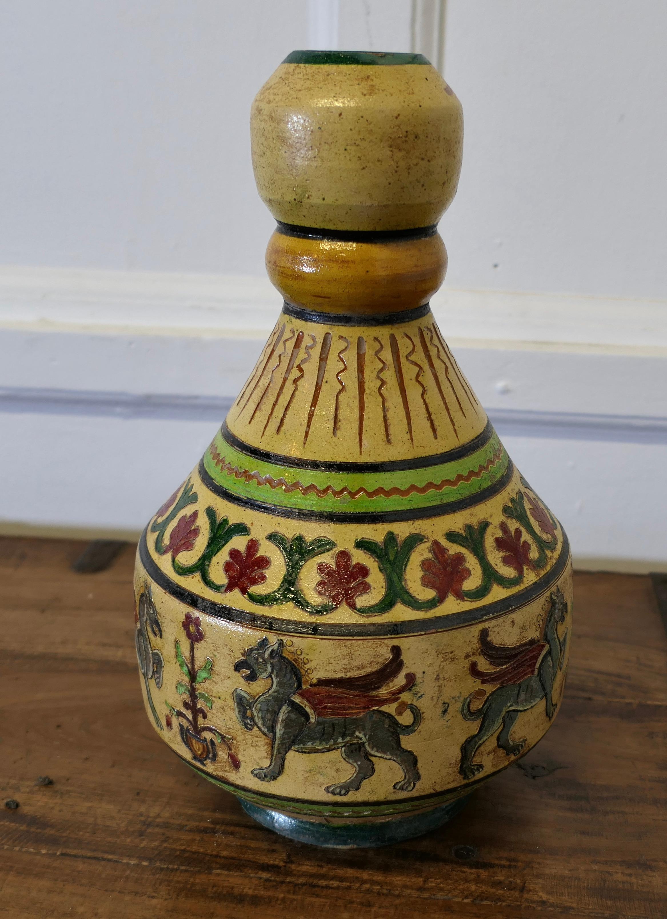 Arte popolare Vaso italiano Montopolyi Arno con guardiani alati   Un pezzo insolito in vendita