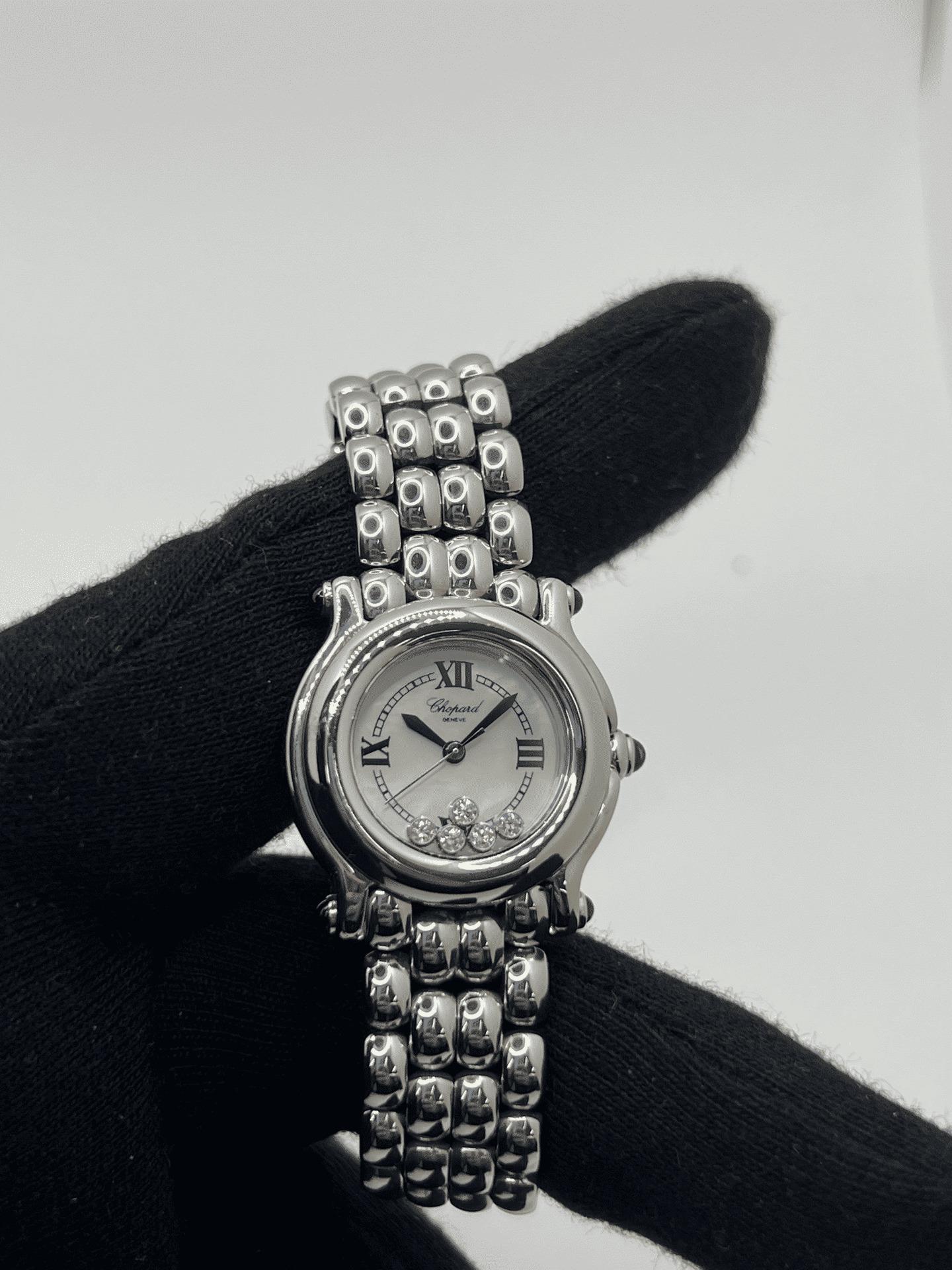 Découvrez l'iconique Chopard Happy Sport, une montre d'exception alliant élégance et modernité. Référence 278250-3022, ce modèle intemporel séduit par son boîtier en acier de 26 mm, abritant un somptueux cadran blanc qui sublime chaque détail avec