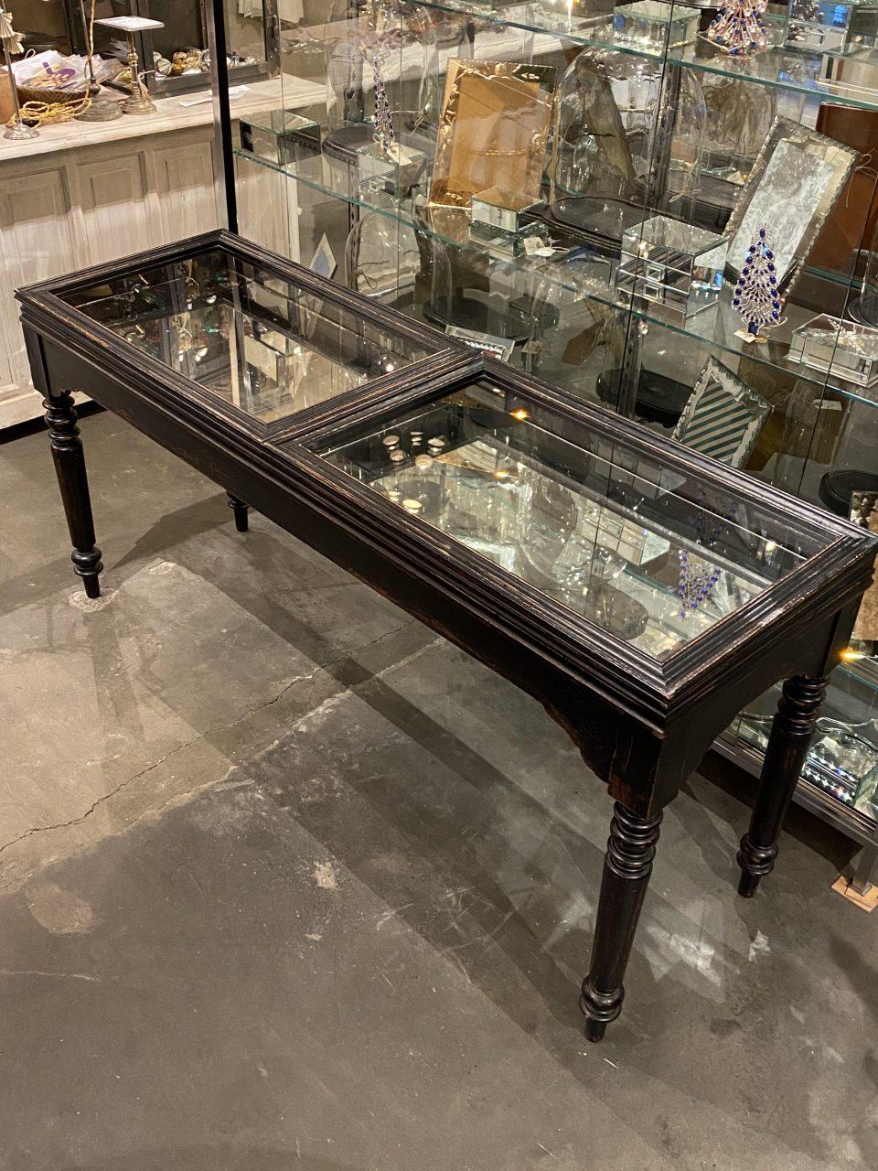 Elegant vintage French display furniture, a montre from a museum in the south of France, circa 1900. The display case designed as a table, made of black painted wood (painted at a later date) with 4 beautifully hand-turned legs. The upper part of