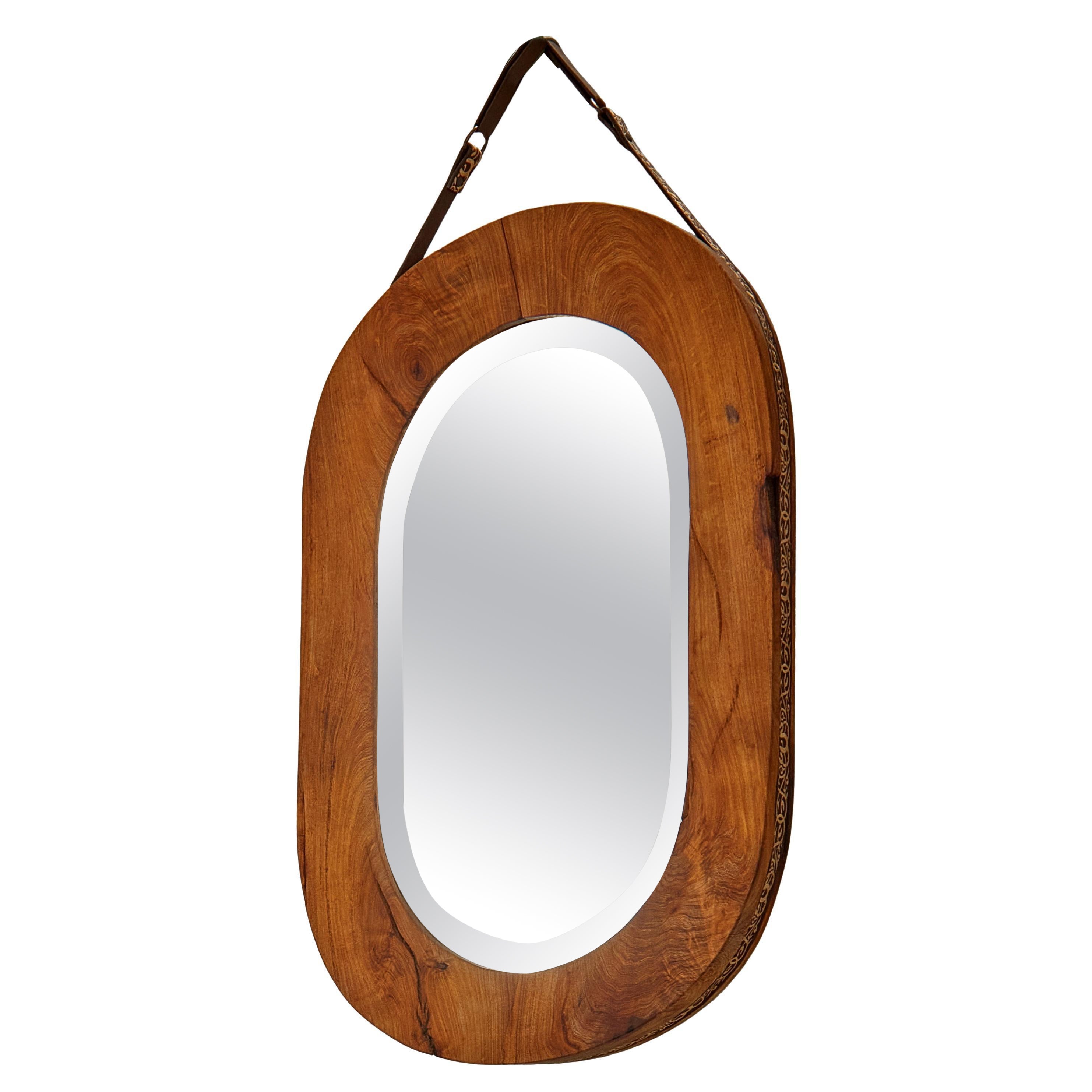 Le miroir Montura a été conçu à Guanajuato dans le cadre de la Collection Collective Bajio. Inspiré des selles traditionnelles en bois que l'on trouve dans toute la région mexicaine du Bajio depuis l'époque coloniale, le miroir est fabriqué en bois
